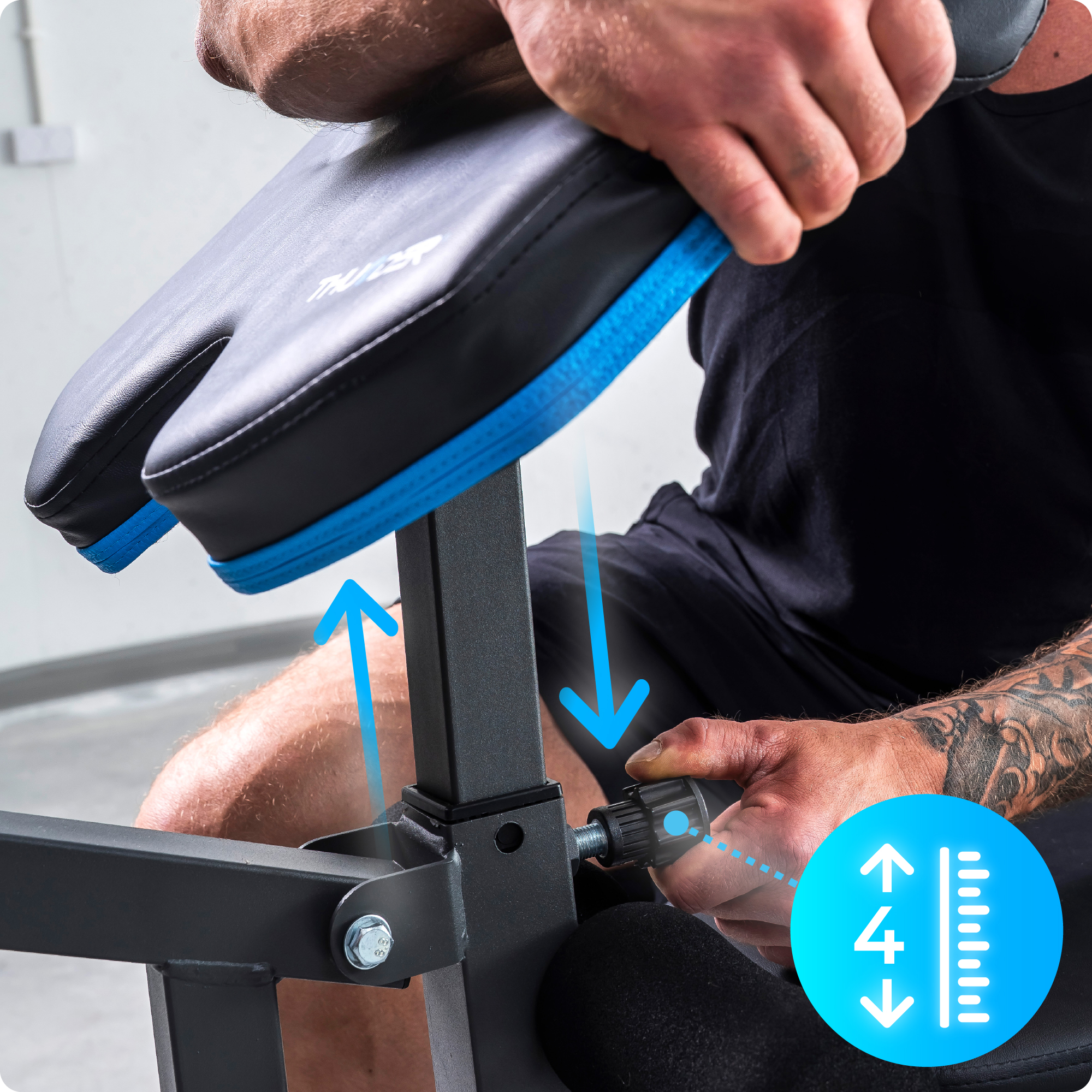 Zbliżenie regulacji ławki do ćwiczeń. Strzałki wskazują 4 poziomy regulacji.