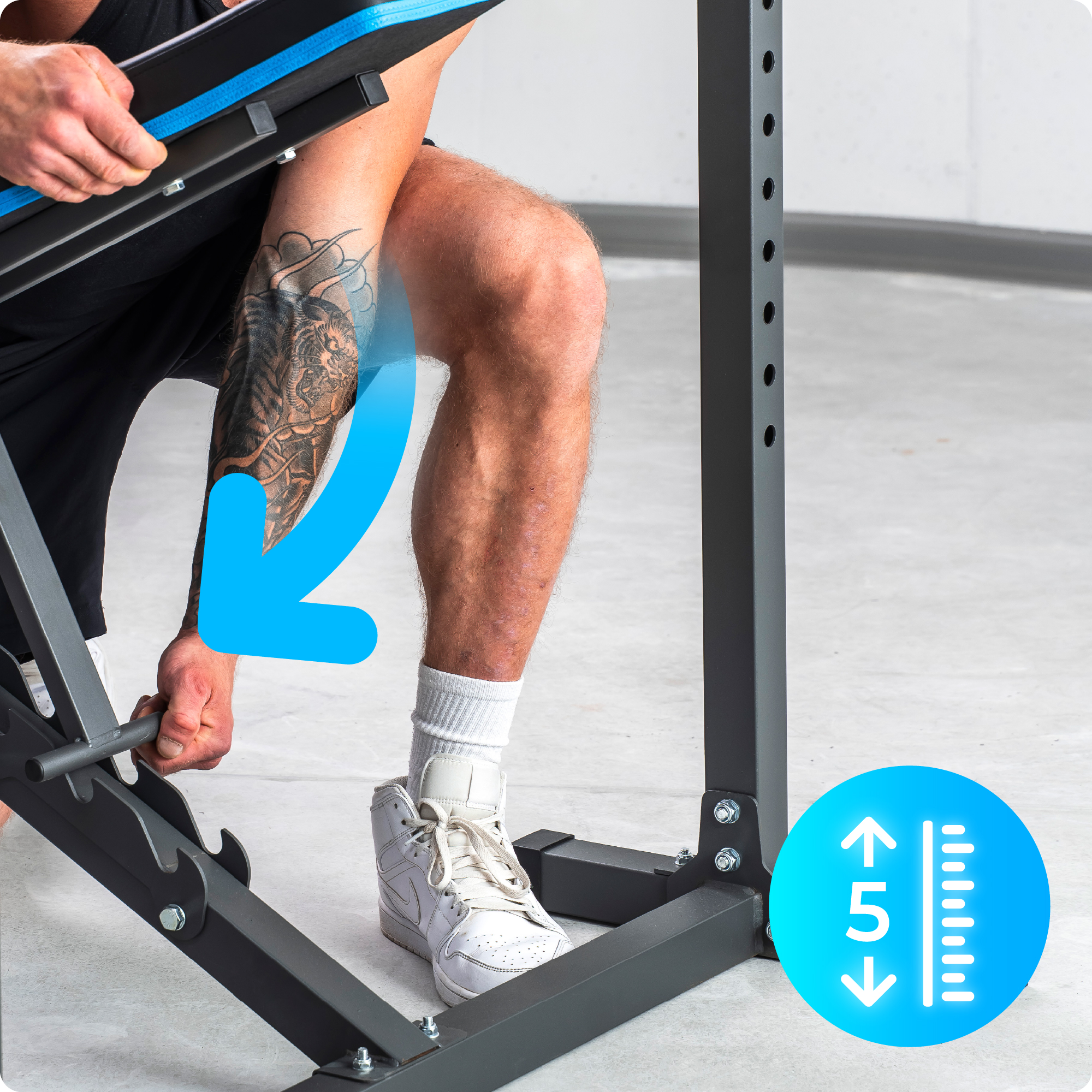 Mężczyzna reguluje ławkę do ćwiczeń. Strzałki wskazują 5 poziomów regulacji.
