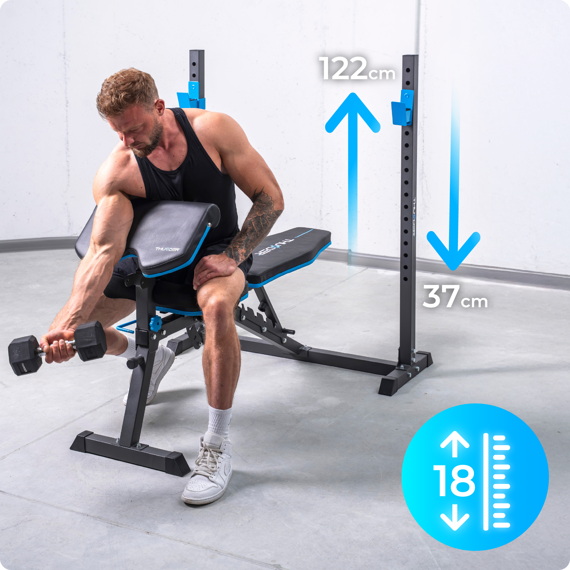 Mężczyzna wykonuje uginanie ramion na ławce do ćwiczeń. Ławka jest czarno-niebieska. Pokazano miarę 18.