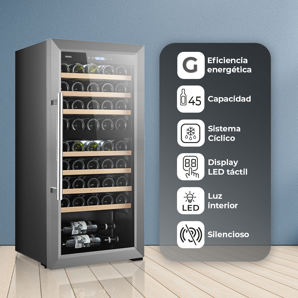 Un refrigerador de vino con puerta de vidrio y estantes de madera, con iconos que indican eficiencia energética, capacidad y funciones.