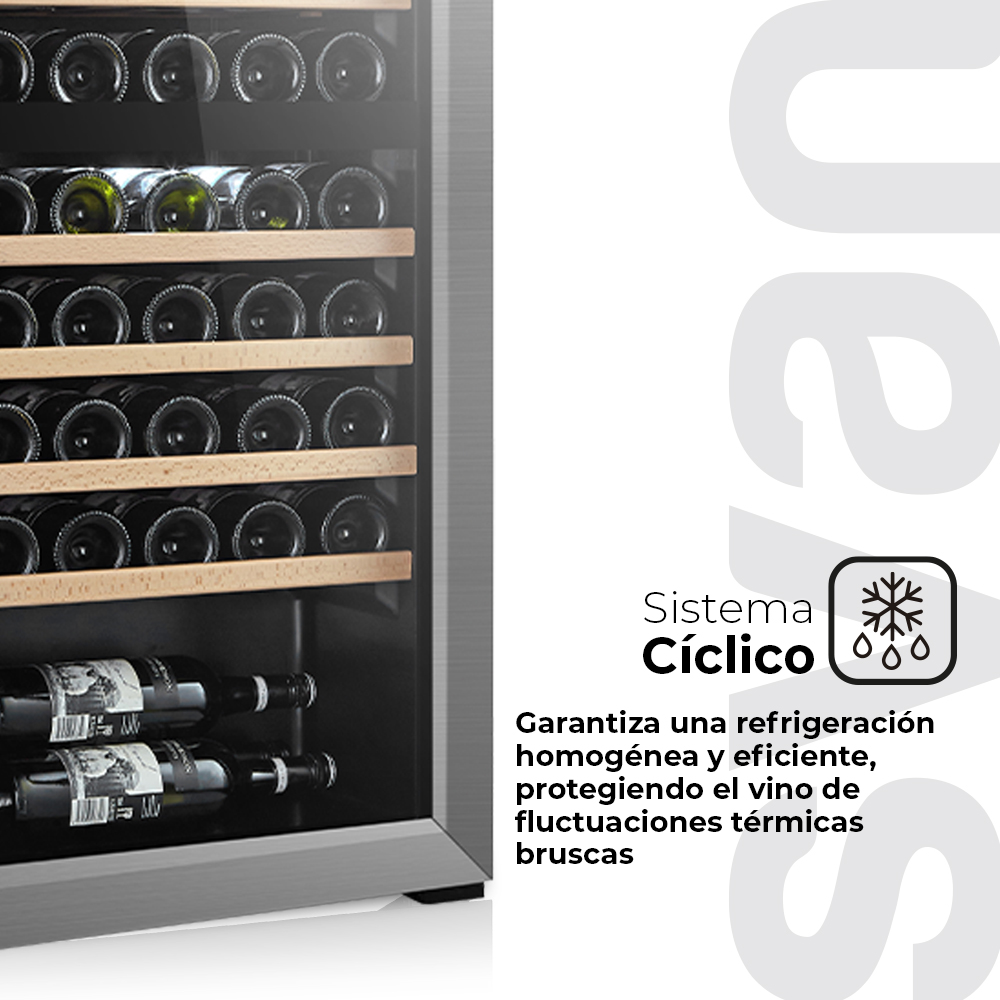 Un primer plano de un refrigerador de vino con puerta de vidrio y estantes de madera, con texto en español sobre un sistema de enfriamiento.