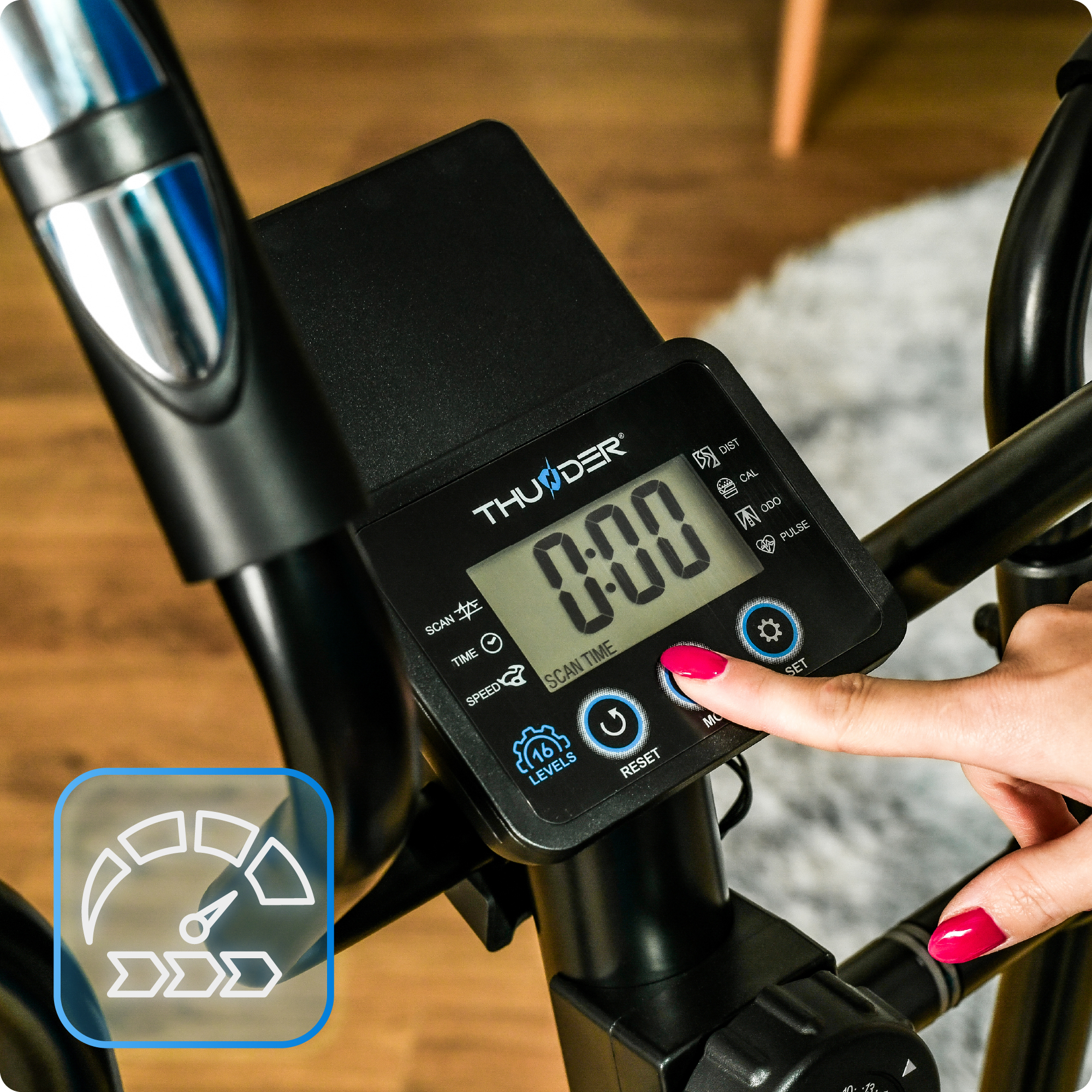 Zbliżenie wyświetlacza maszyny eliptycznej, pokazującego 0:00, z palcem kobiety naciskającym przycisk. Wyświetlacz pokazuje SCAN TIME.