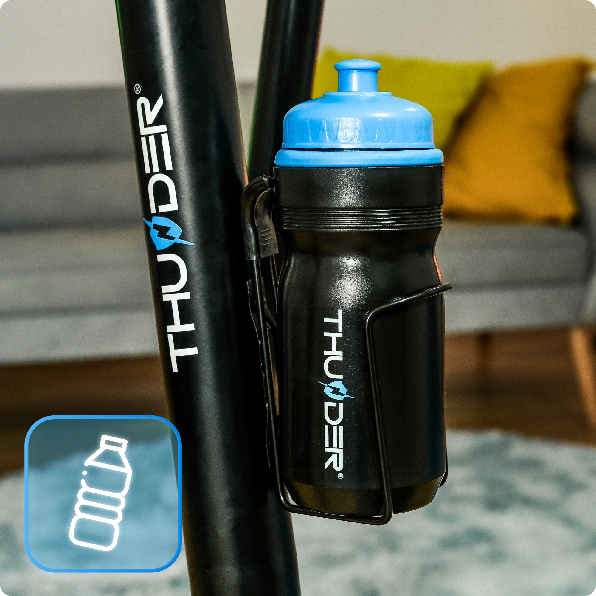 Czarna butelka na wodę z niebieską zakrętką na maszynie eliptycznej. Butelka ma logo. Obrazek pokazuje również ikonę butelki.