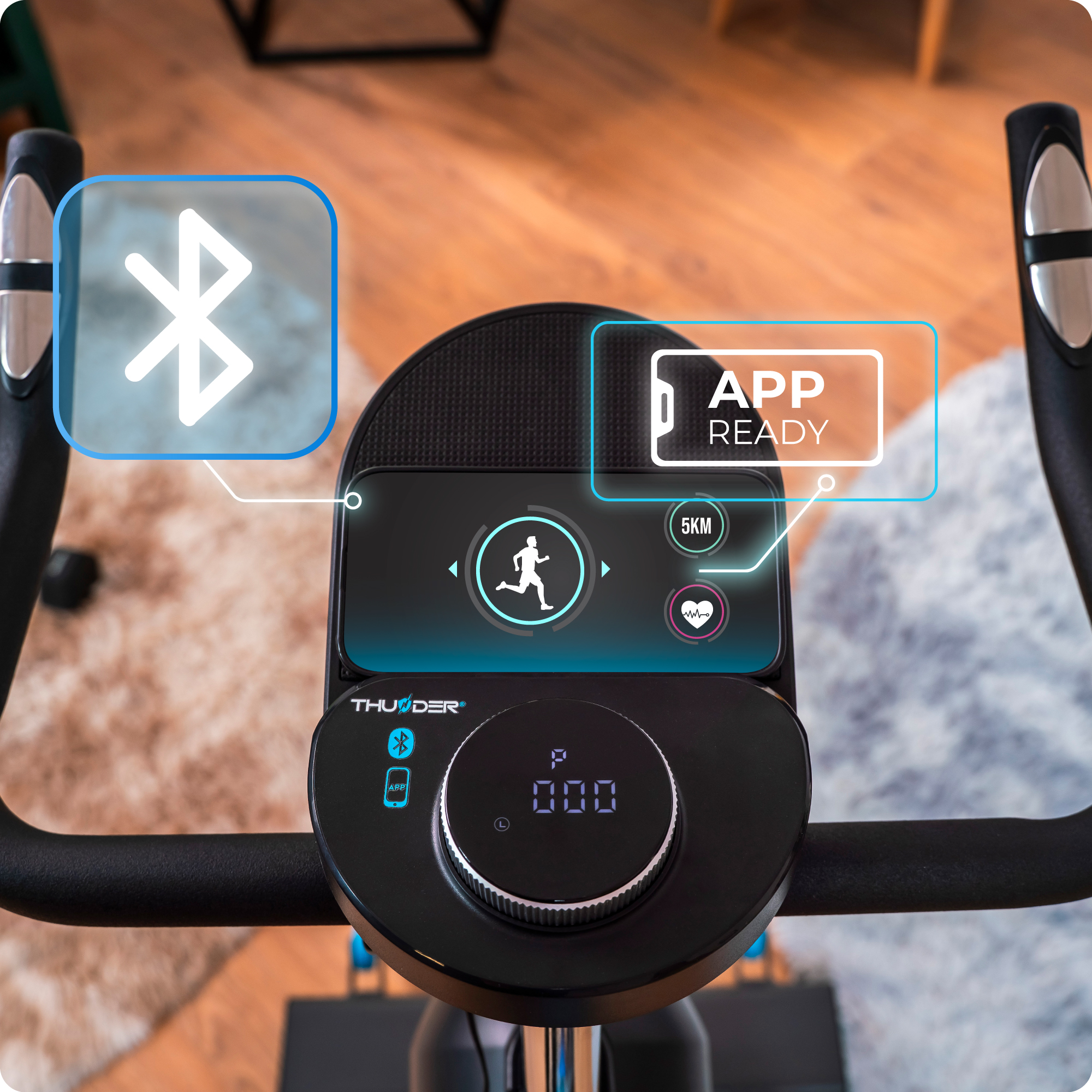 Zbliżenie wyświetlacza roweru stacjonarnego, pokazuje ikonę Bluetooth i 'APP READY'. Wyświetlacz pokazuje ikonę osoby biegającej.