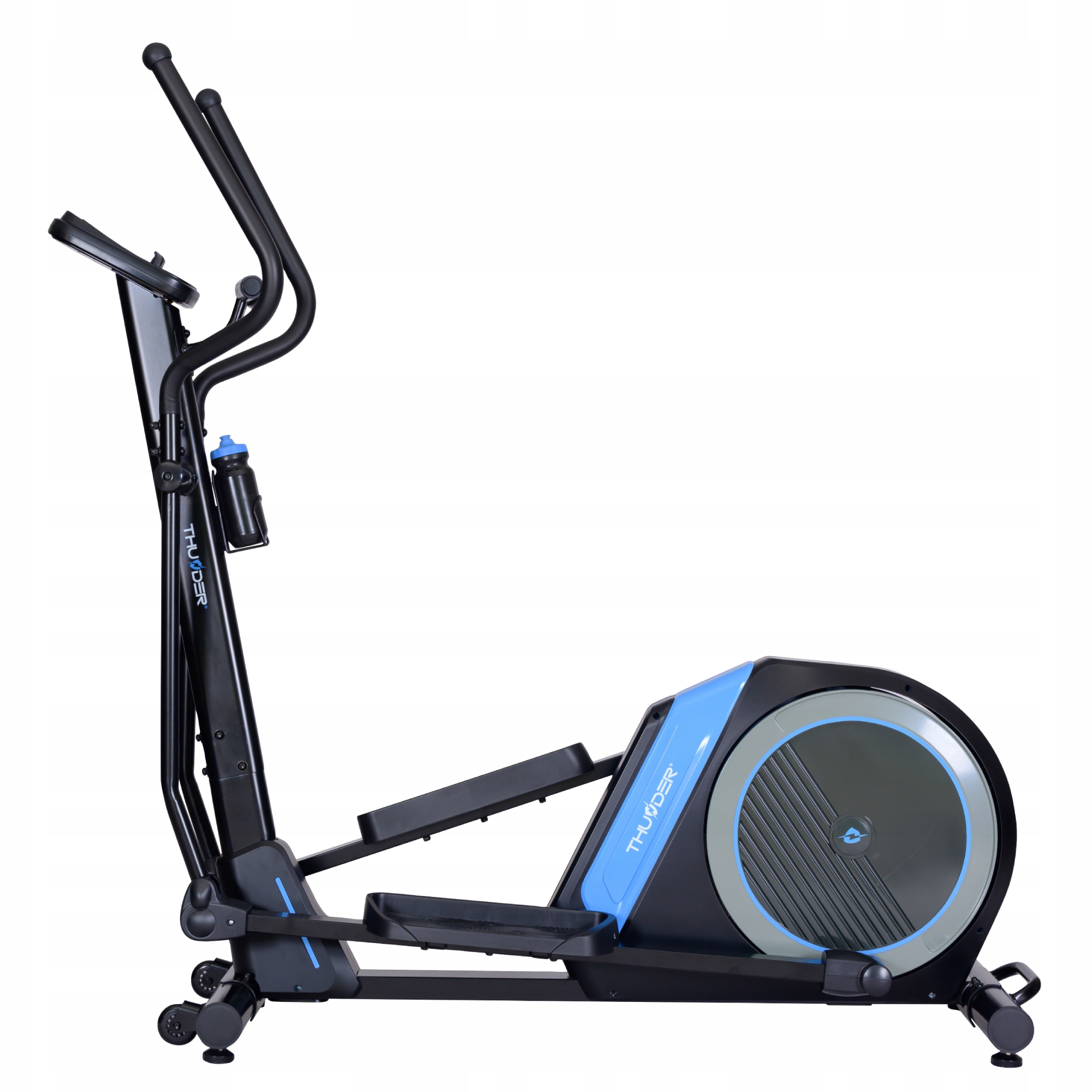 Orbitrek w czarno-niebieskiej kolorystyce, z butelką na wodę. Na białym tle.