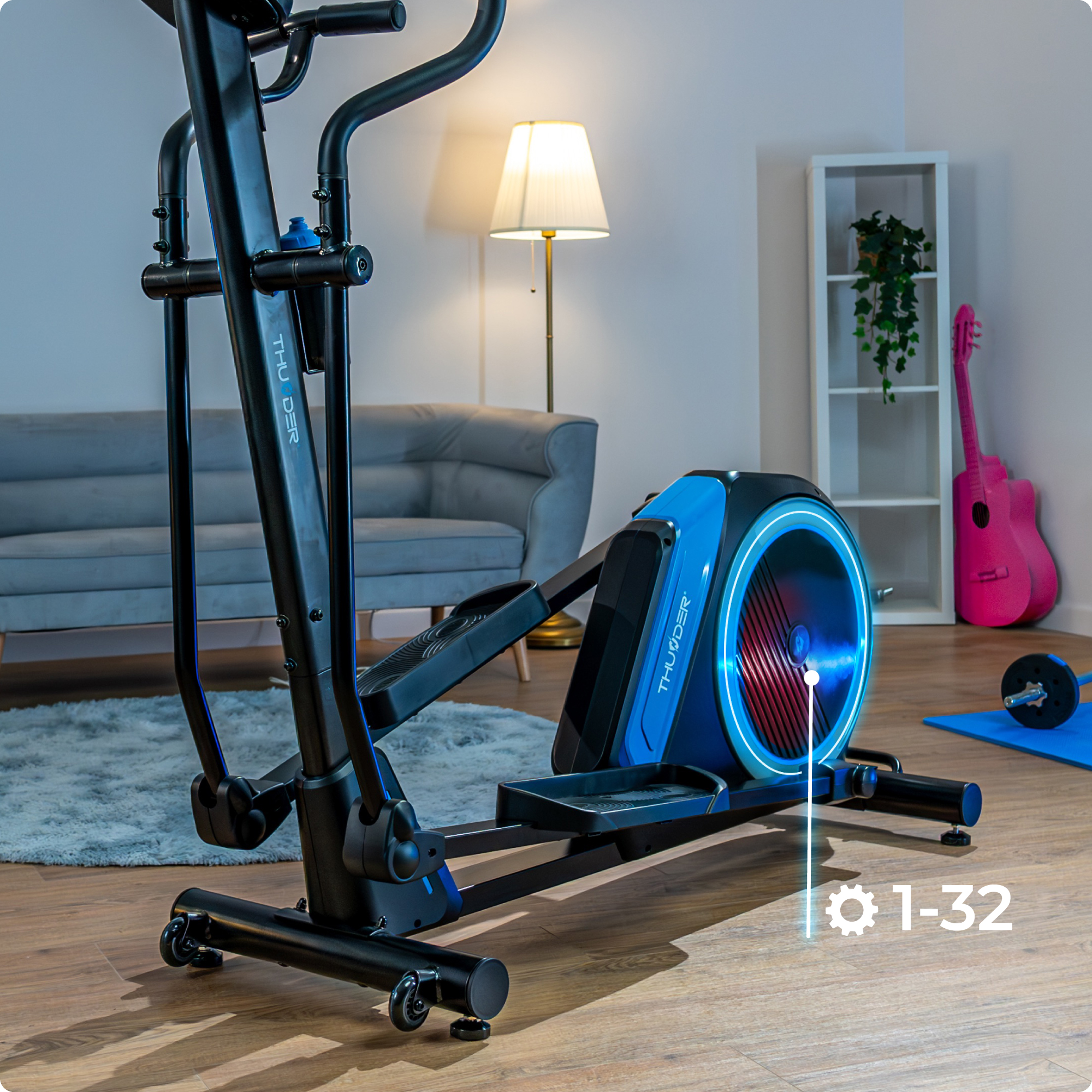Orbitrek w pokoju. Maszyna jest czarno-niebieska. Ustawienia są wyświetlane z numerem 1-32.