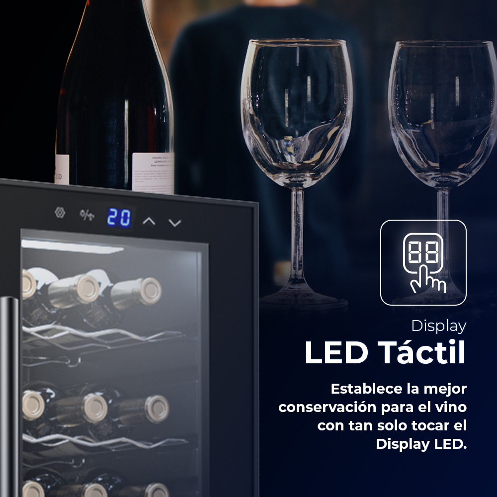 Una vinoteca con botellas de vino. Dos copas de vino y texto en español que dice 'Pantalla LED'.