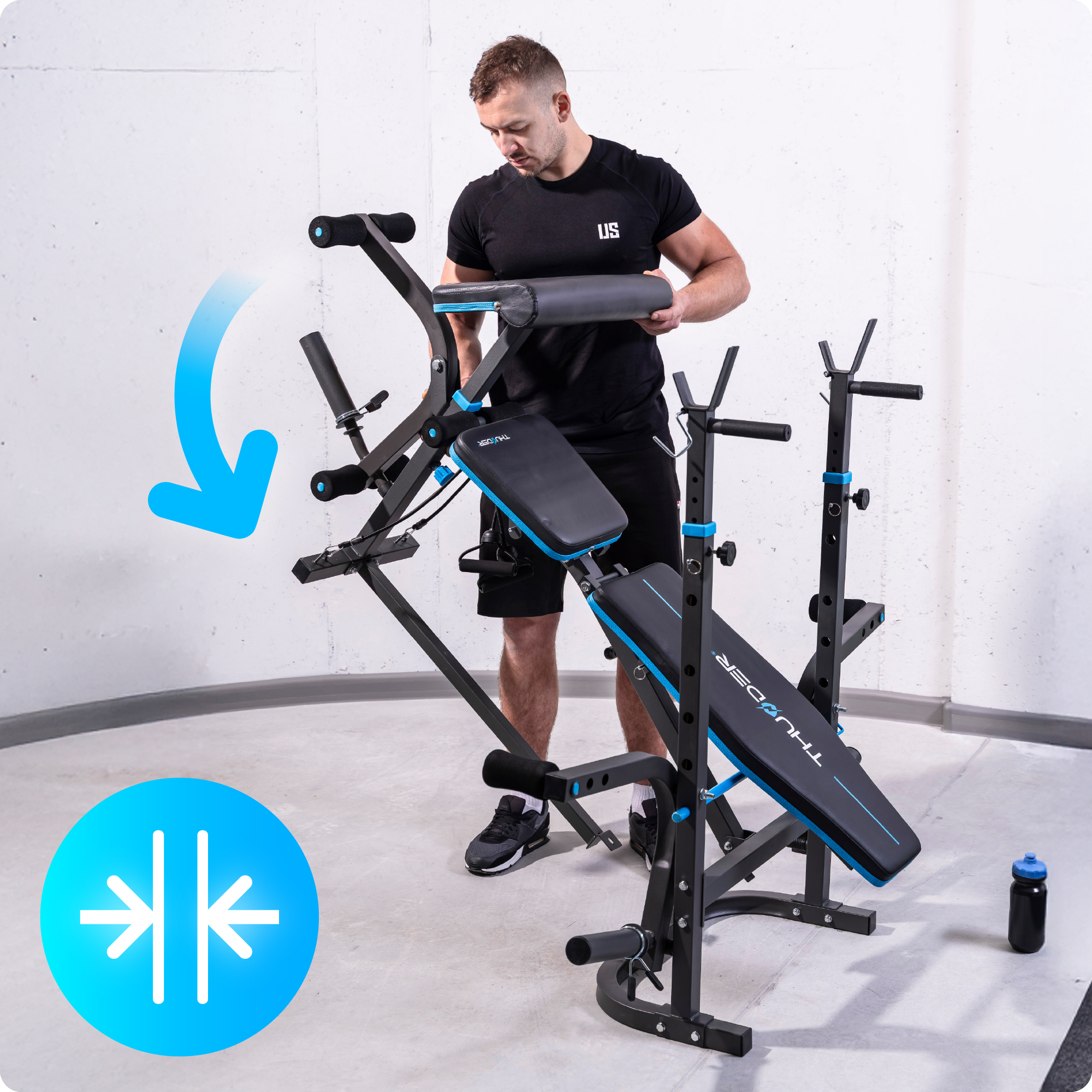 Mężczyzna montuje ławkę do ćwiczeń. Trzyma podkładkę. Butelka z wodą leży na podłodze.