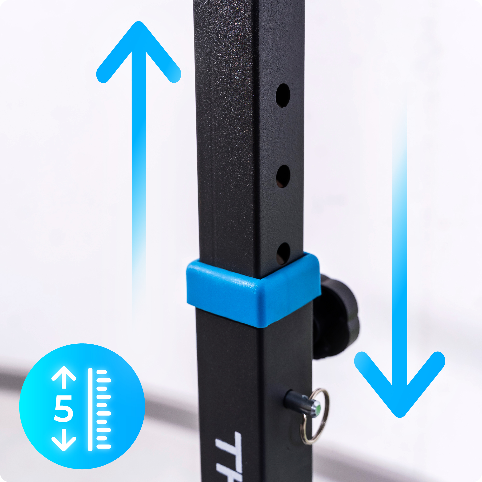 Zbliżenie mechanizmu regulacji ławki do ćwiczeń. Strzałka wskazuje kierunek regulacji.