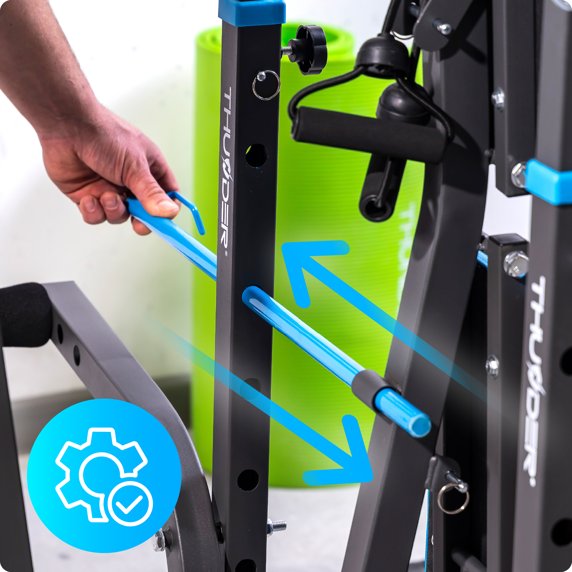 Osoba wkłada niebieski drążek do ławki do ćwiczeń. Strzałki wskazują proces wkładania.