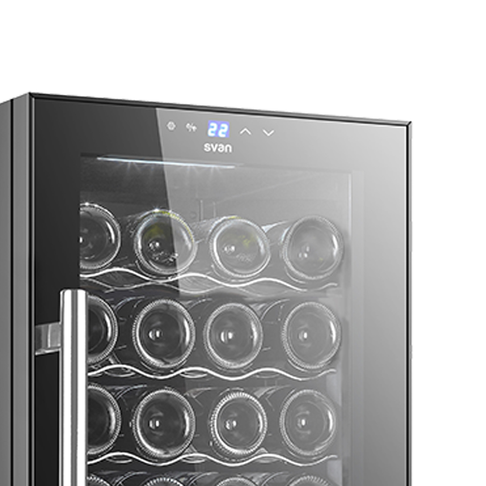 Enfriador de vino con puerta de vidrio que muestra botellas de vino. La pantalla digital muestra 22. Luces interiores encendidas.