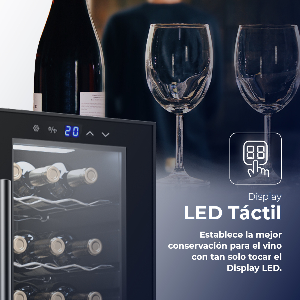 Enfriador de vino con puerta de vidrio mostrando botellas. Dos copas de vino enfocadas. Pantalla digital y texto visibles.