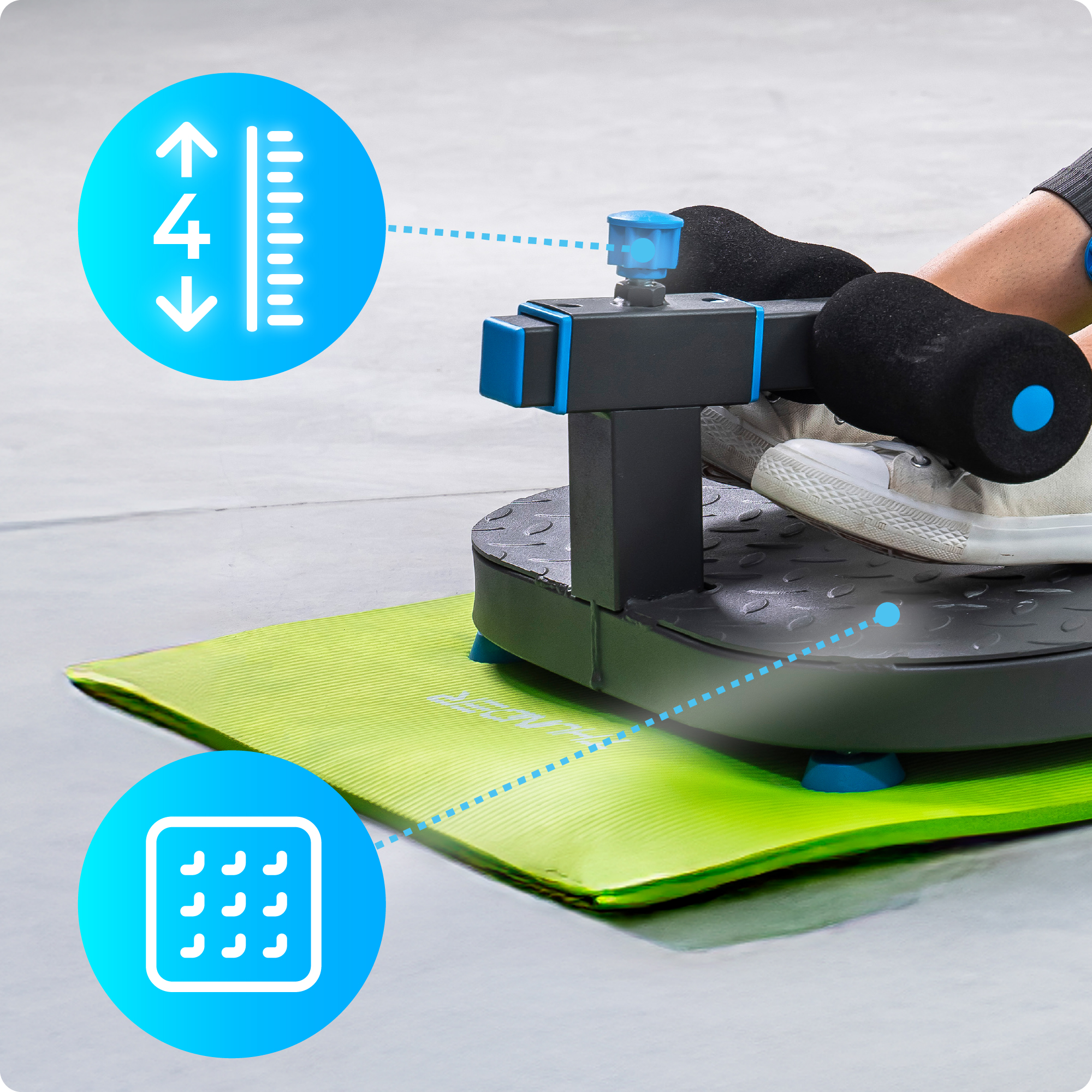 Osoba korzystająca z maszyny do ćwiczeń Thunder, ze strzałkami pokazującymi regulacje. Zielona mata pod spodem.