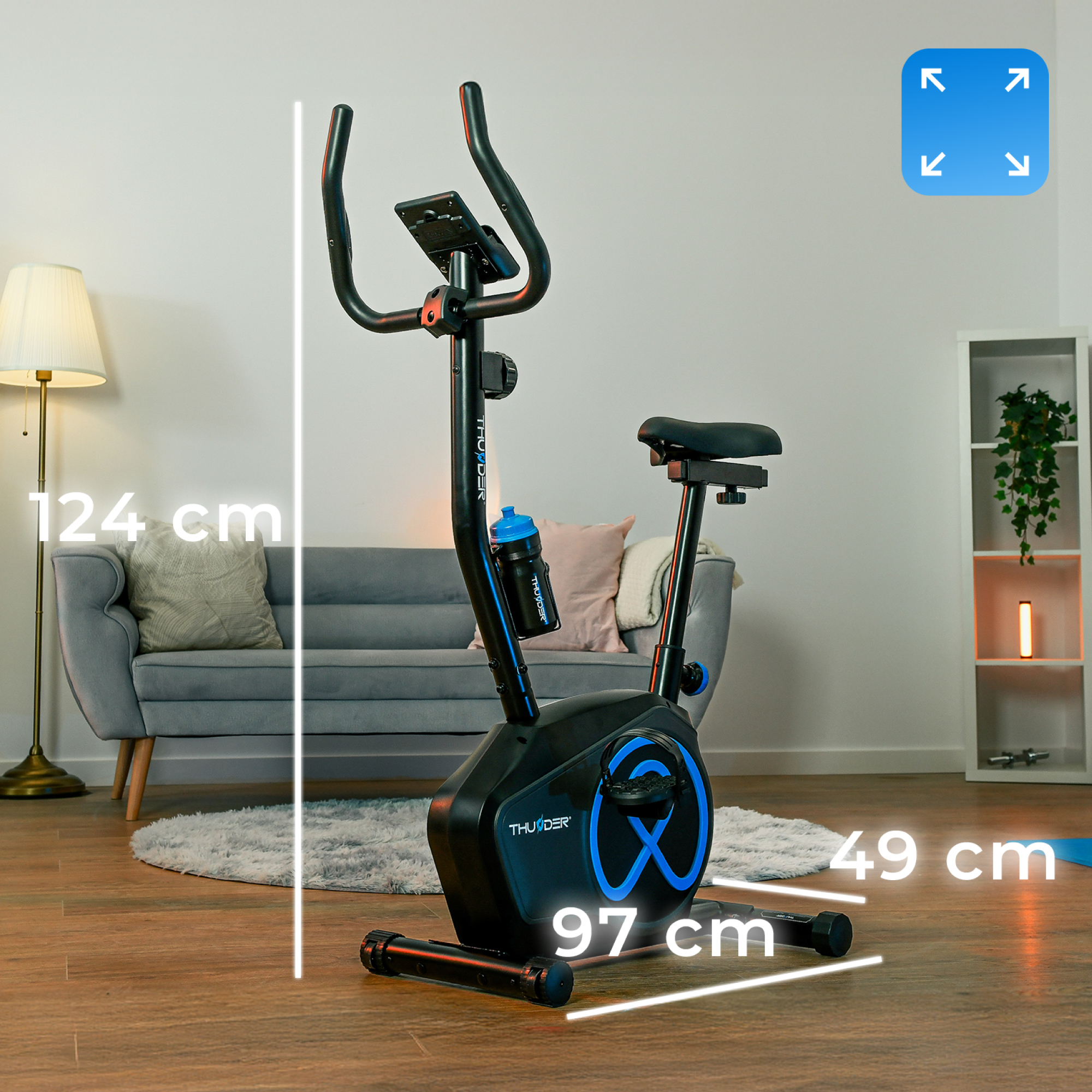 Rower treningowy w pokoju. Pokazuje wymiary: 124 cm wysokości, 49 cm szerokości i 97 cm długości.