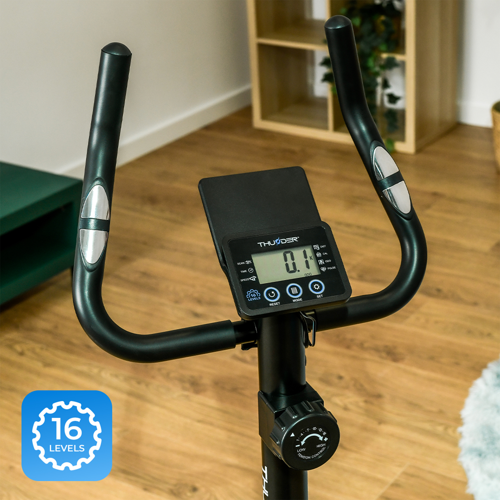 Zbliżenie wyświetlacza roweru treningowego. Pokazuje prędkość, czas, dystans i kalorie.