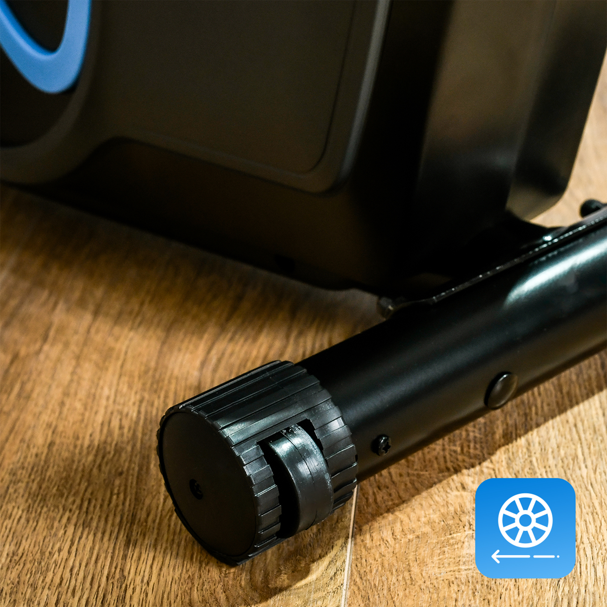 Zbliżenie podstawy roweru treningowego. Pokazuje koło i powierzchnię, na której się opiera.