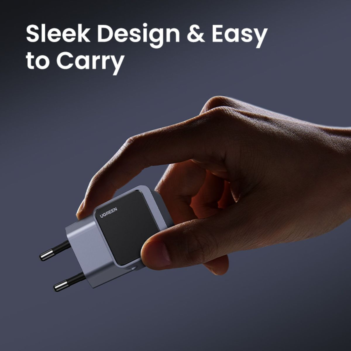 Dłoń trzymająca ładowarkę Ugreen. Tekst: Elegancki design i łatwość przenoszenia. Szara ładowarka z czarnym przodem, wtyczka dwupinowa.