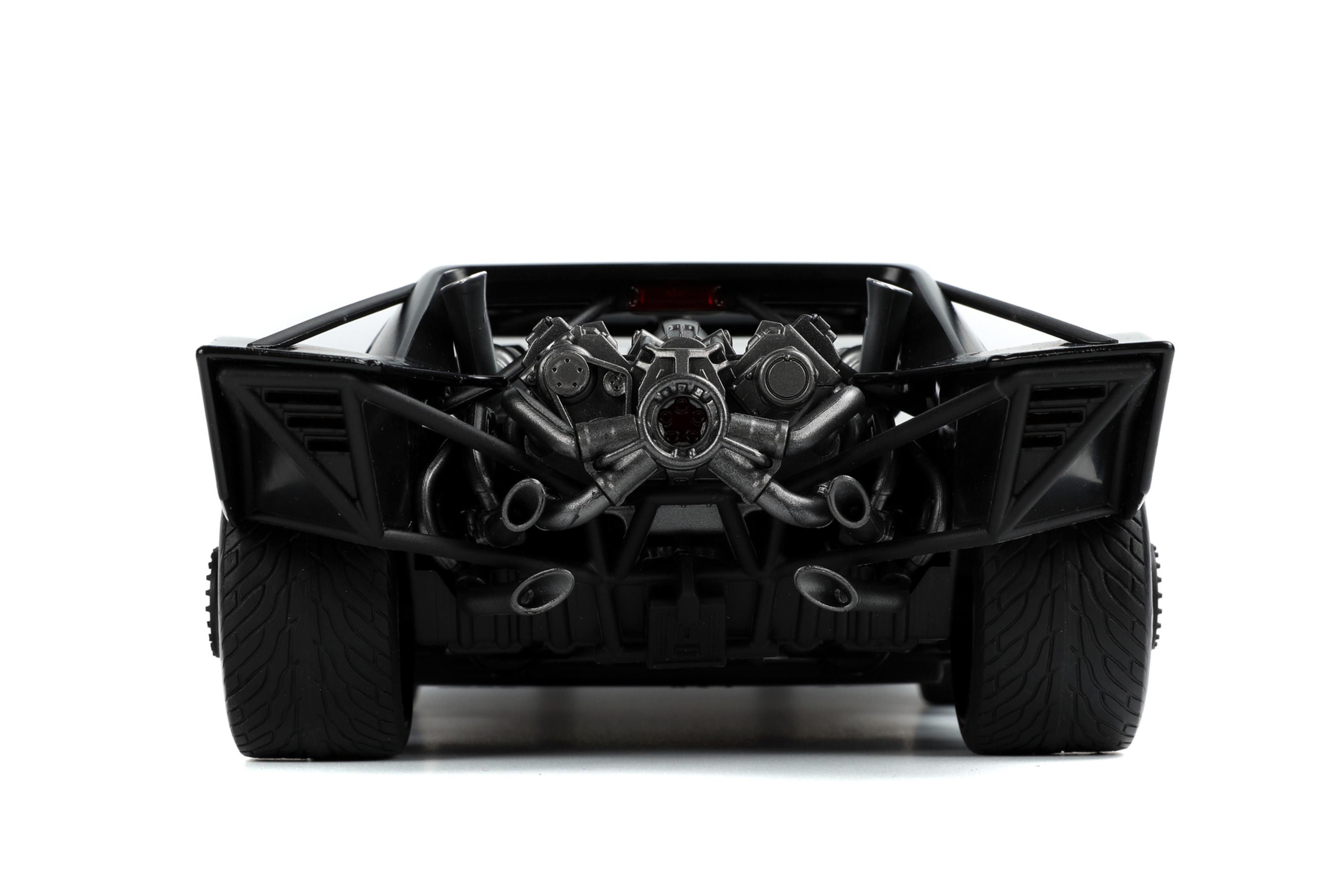 Das Heck eines schwarzen Spielzeug-Batmobils, das die Motor- und Auspuffdetails vor weißem Hintergrund zeigt.