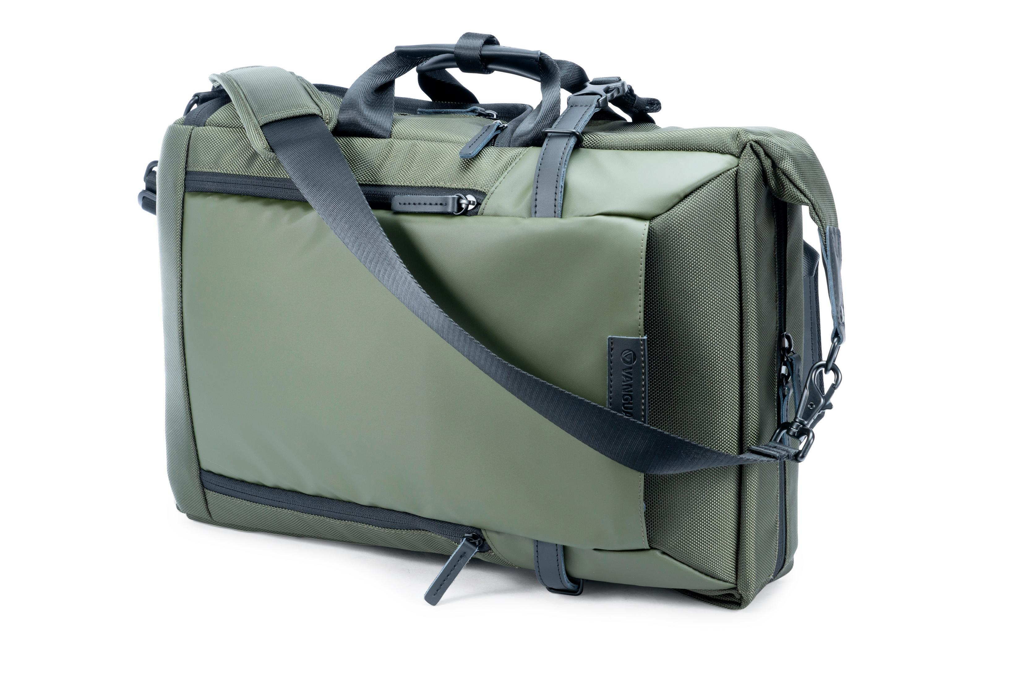 Grüne und graue Tasche mit Schulterriemen und mehreren Reißverschlüssen. Sie hat einen Griff und ein schlankes Design.