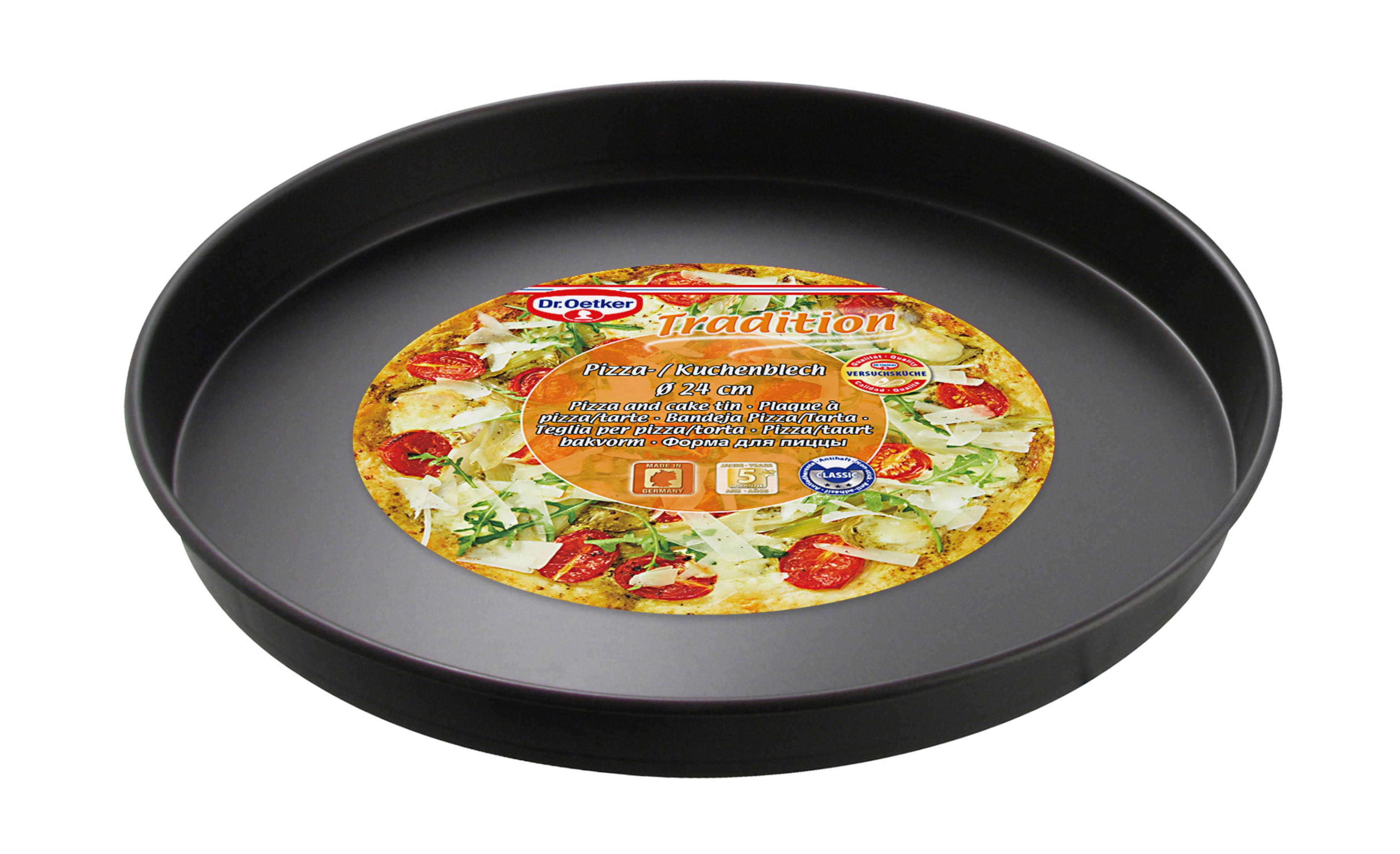 Schwarze Dr. Oetker Pizza-Pfanne mit Pizza darin. Die Pizza hat Tomaten, Käse und Rucola.
