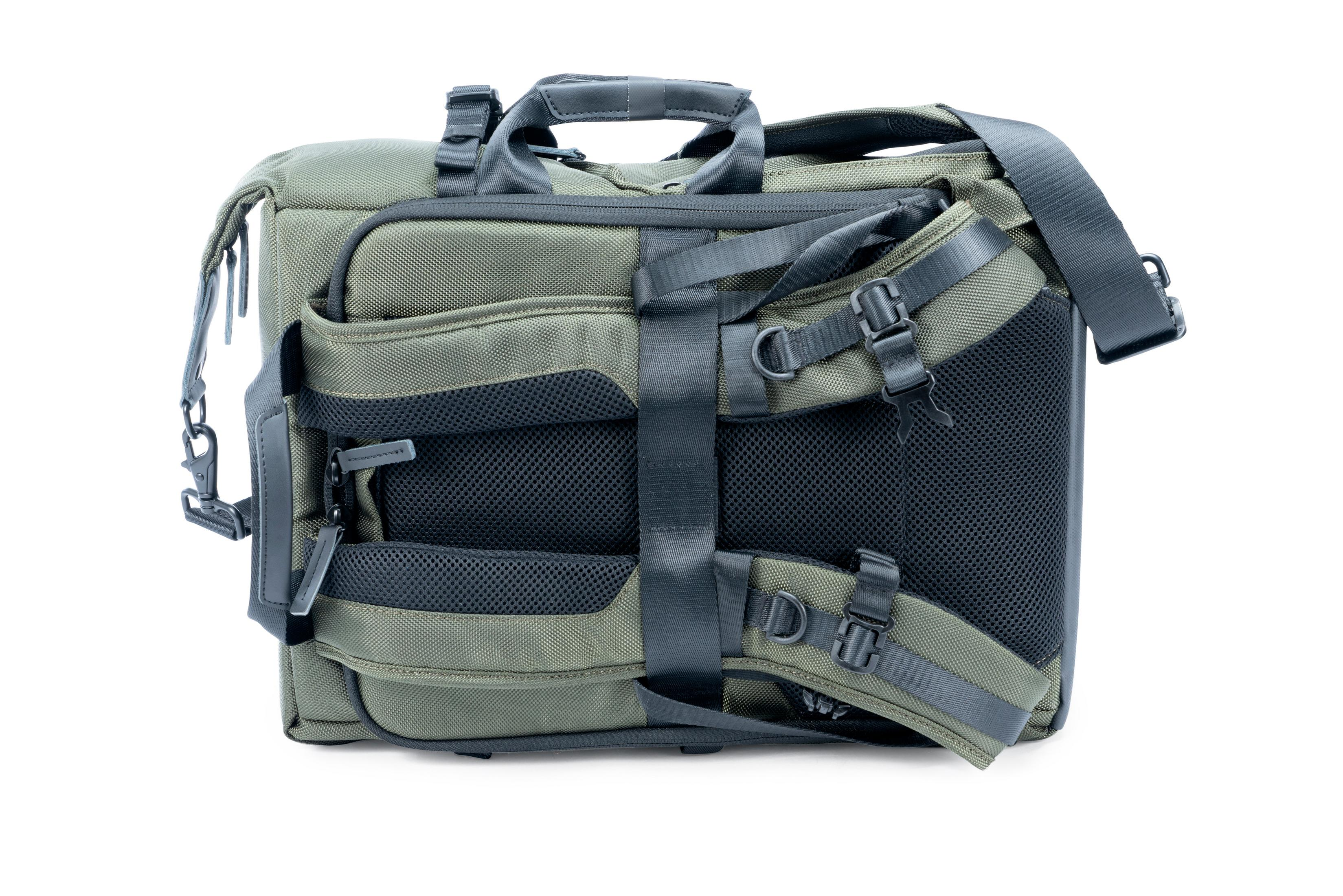 Eine olivgrüne Tasche mit Riemen auf weißem Hintergrund. Sie hat mehrere Fächer und Riemen.