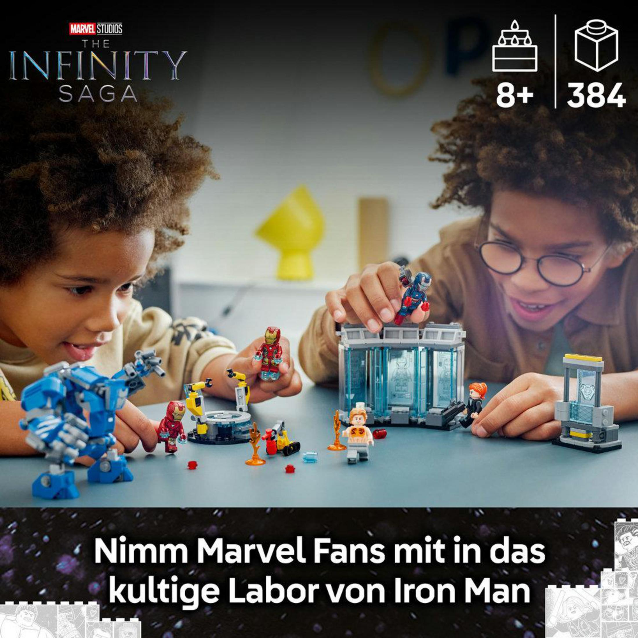 Dos niños jugando con un set LEGO que incluye figuras de Iron Man y un entorno de laboratorio.