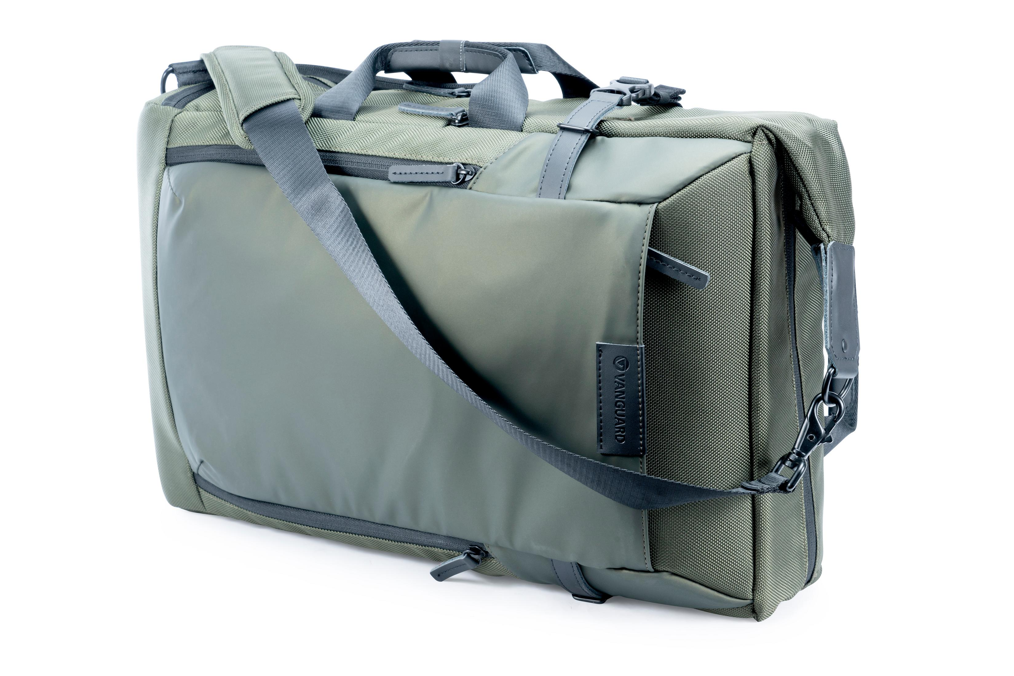 Eine grüne Tasche mit Schulterriemen. Sie hat eine Tasche auf der Vorderseite und einen Griff an der Seite.