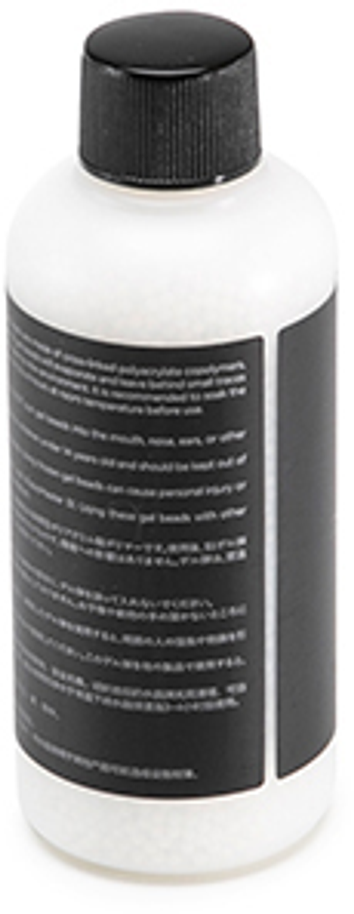 Eine weiße Flasche mit schwarzem Etikett mit japanischem Text. Der Hintergrund ist weiß.