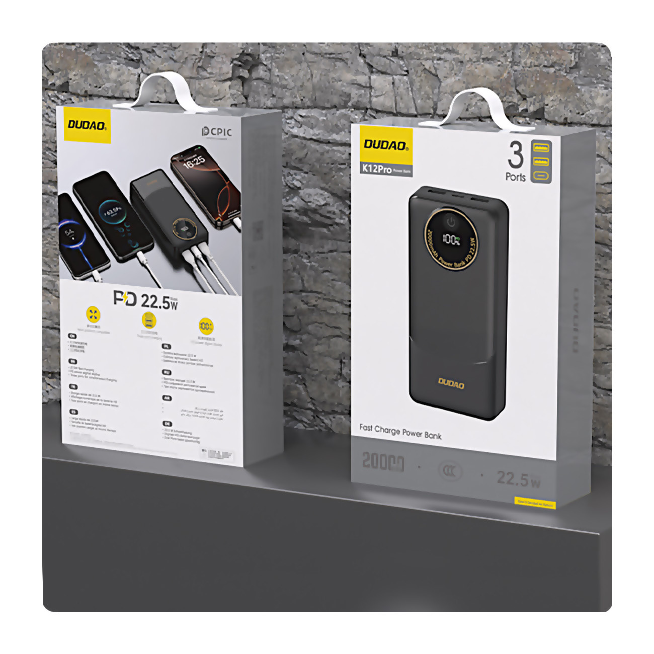 Dwa pudełka, jedno czarne i drugie białe, z power bankami w środku. Oba pokazują ładujące się smartfony.