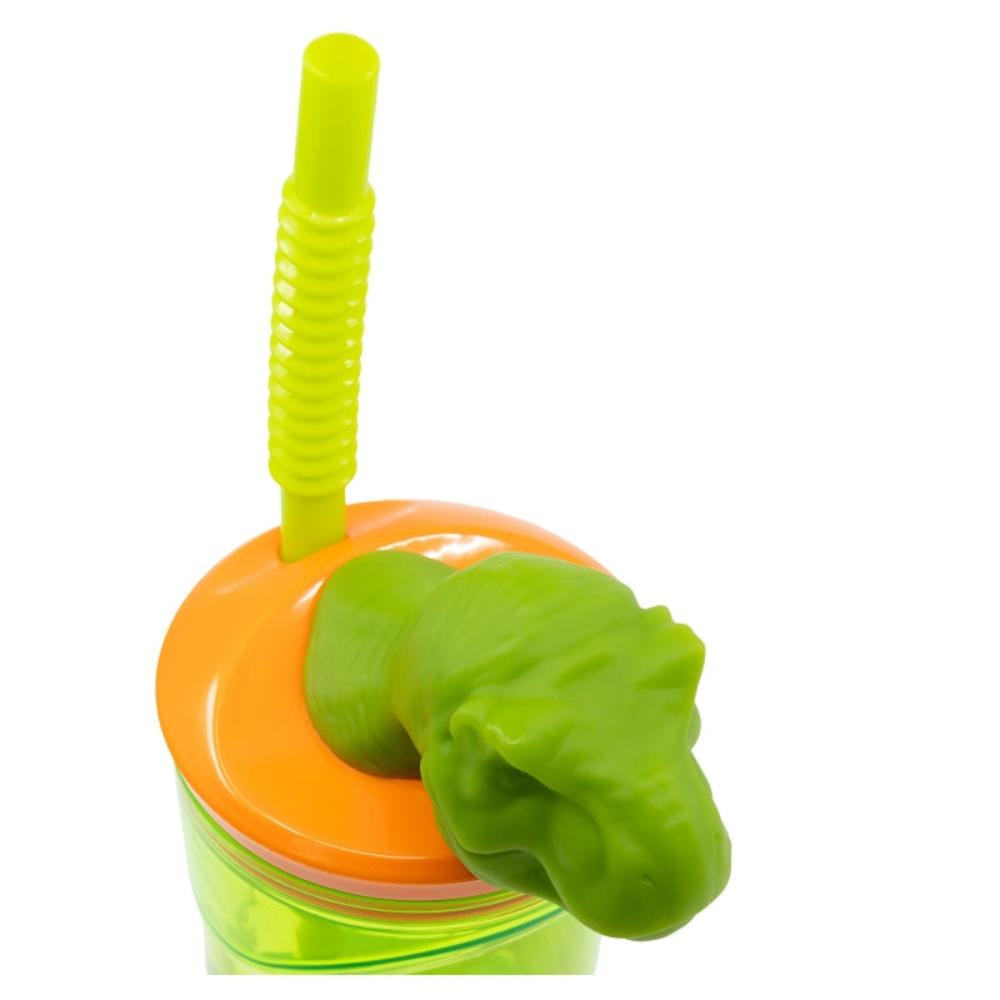 Nahaufnahme eines grünen Dinosaurierkopfes auf einem Becher mit Strohhalm. Der Becher ist orange.