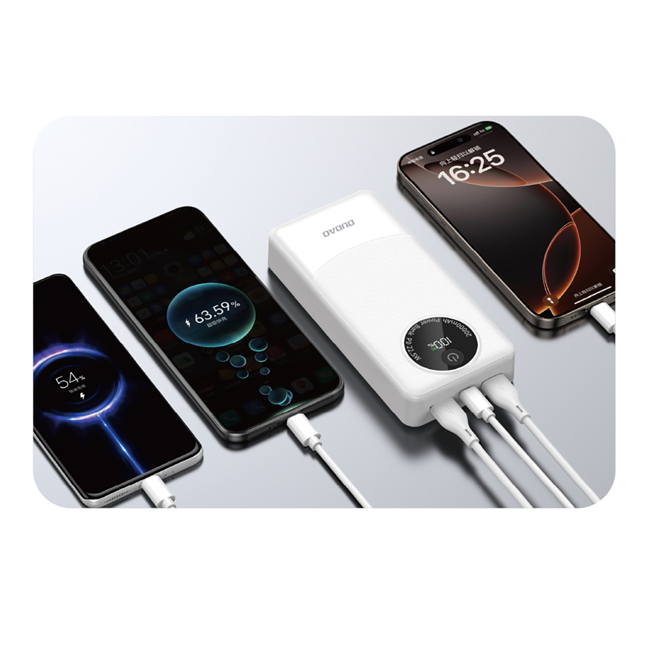 Trzy smartfony ładujące się z białego power banku. Wyświetlacze pokazują procenty baterii.