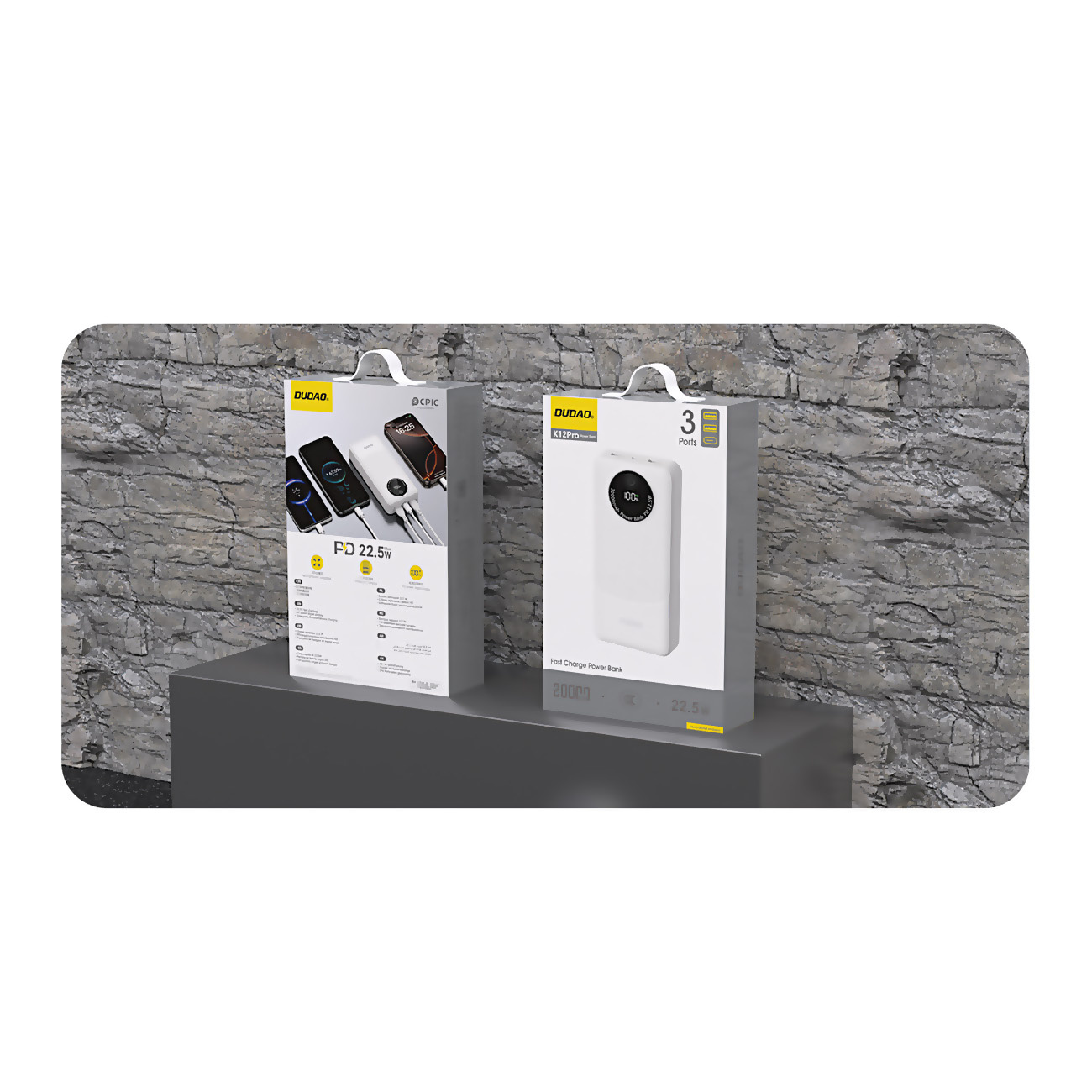 Dwa pudełka z power bankami na wystawie. Marka to 'DUDAD'.