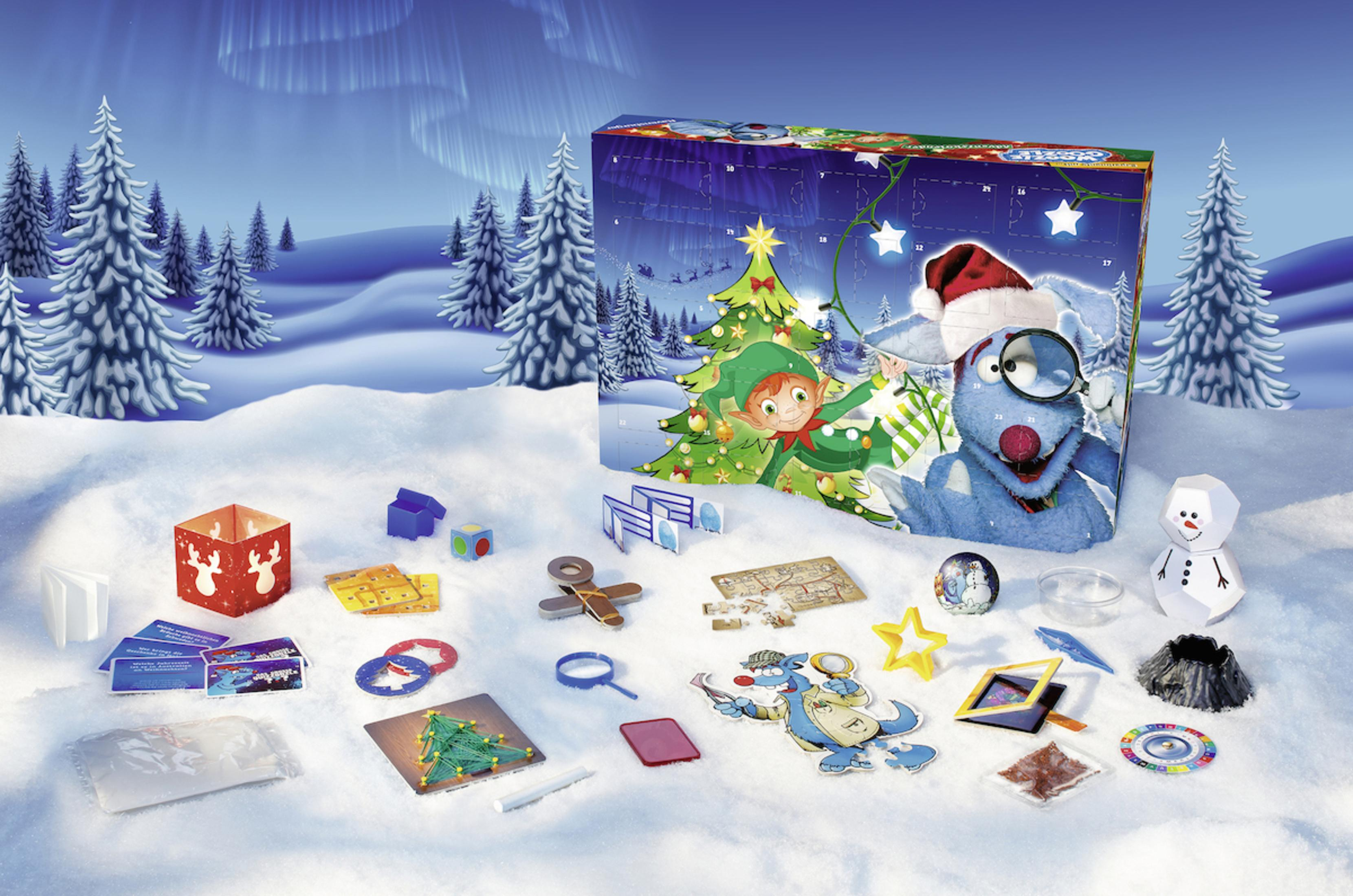 Ein Adventskalender mit Winterszene und verschiedenen Spielzeugen im Schnee.