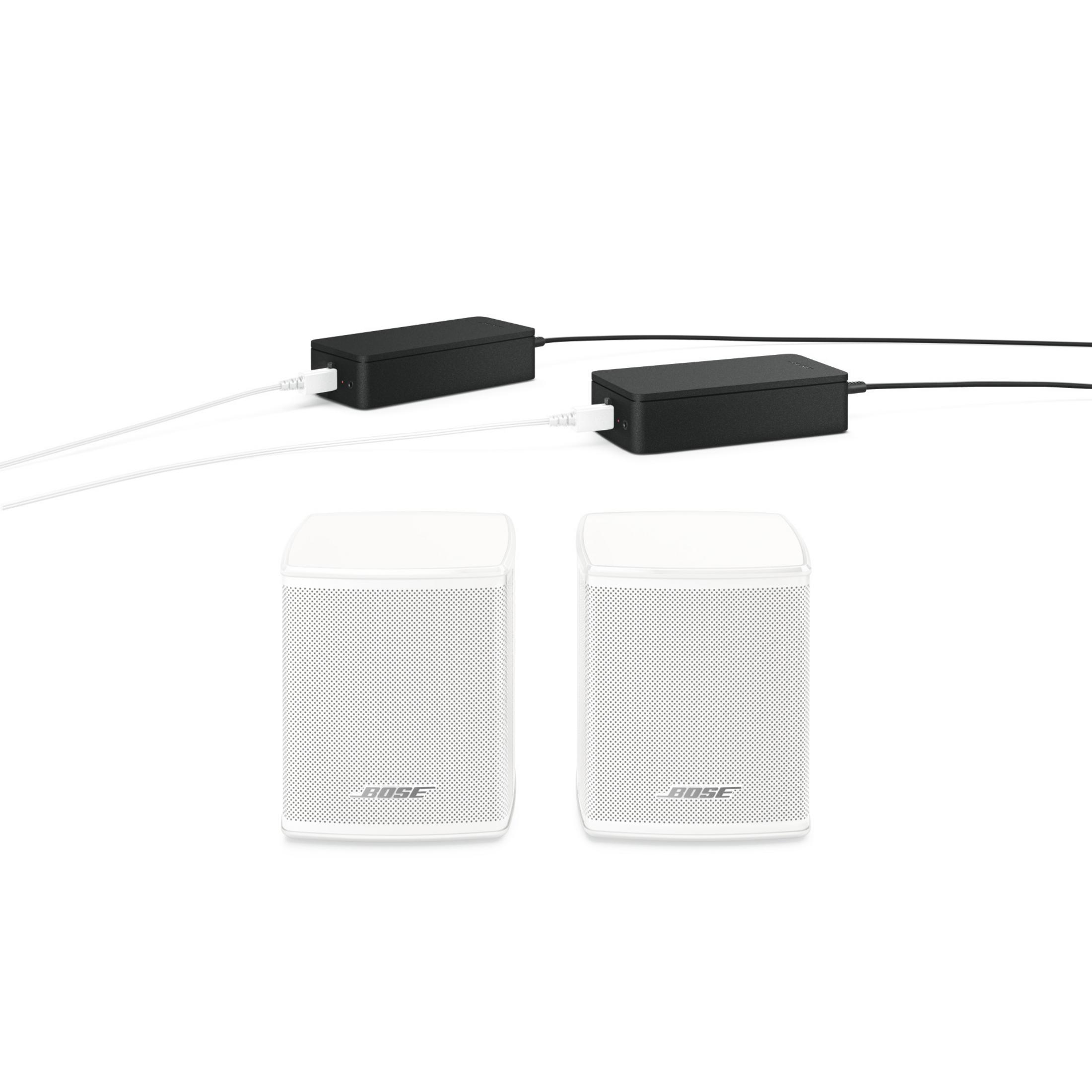 Due altoparlanti bianchi con scatole di connessione e cavi neri. Il marchio 'BOSE' è visibile.
