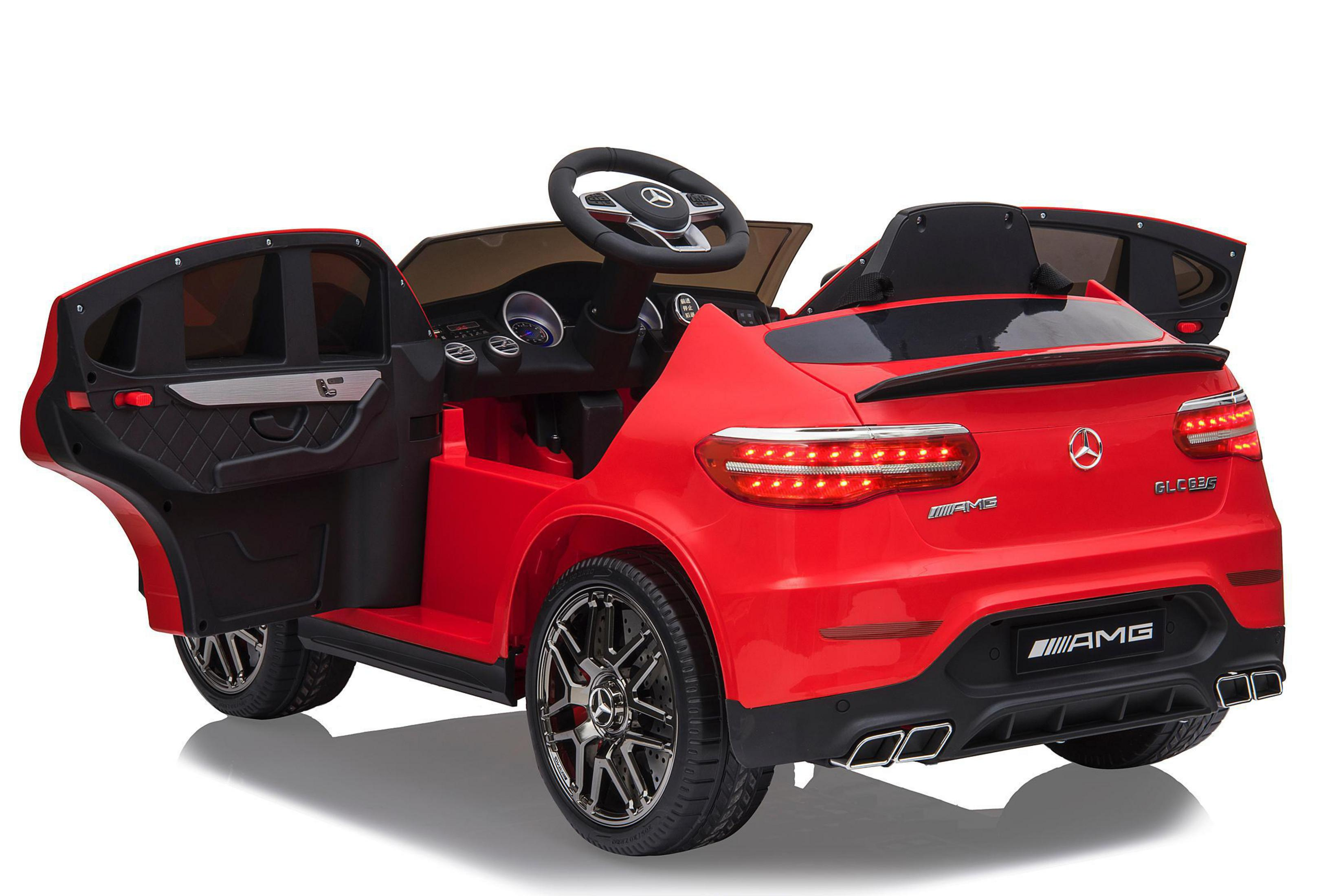 Rotes Spielzeugauto mit geöffneten Türen. Innenraum sichtbar, Lenkrad und Sitze vorhanden.