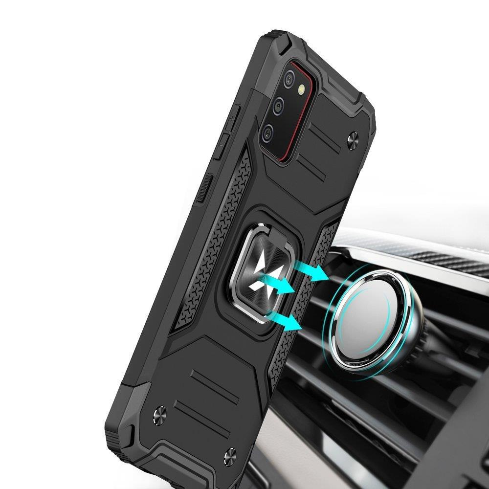 Czarny telefon w etui jest przymocowany do kratki wentylacyjnej samochodu. Strzałki wskazują na telefon i kratkę.