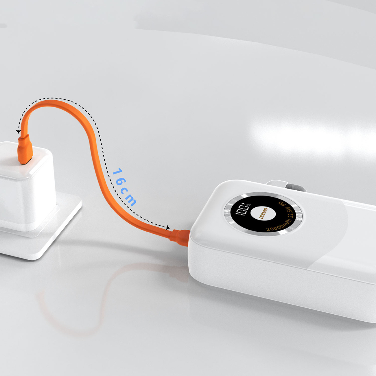 Biały power bank z pomarańczowym kablem ładujący białą ładowarkę ścienną. Kabel ma 16 cm długości.