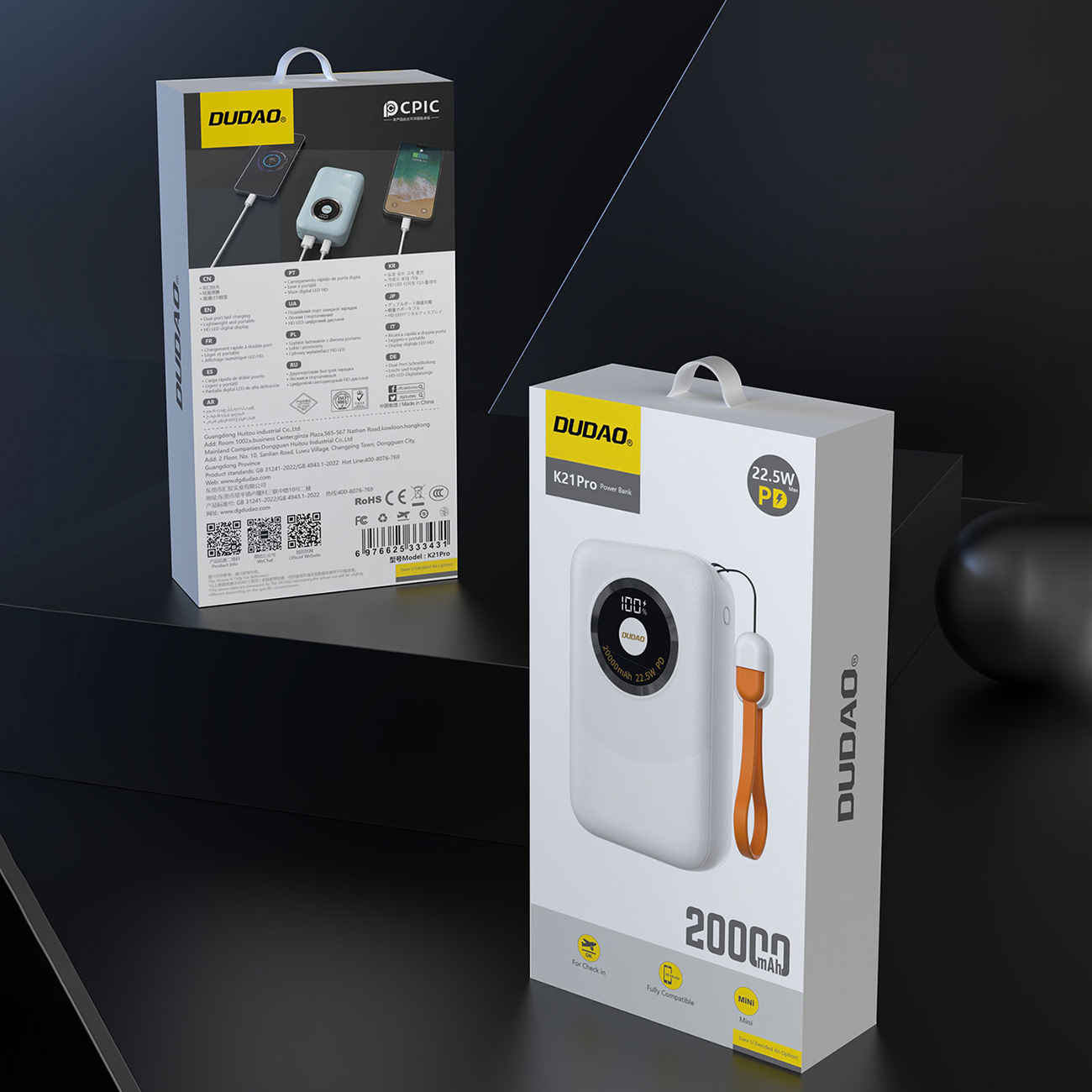 Opakowanie power banku ze zdjęciami i tekstem. Bank jest biały z pomarańczowym paskiem.