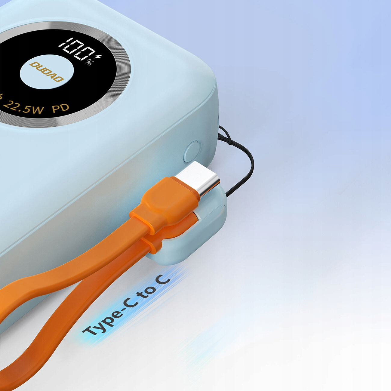 Zbliżenie pokazuje power bank z pomarańczowym kablem. Bank jest jasnoniebieski.