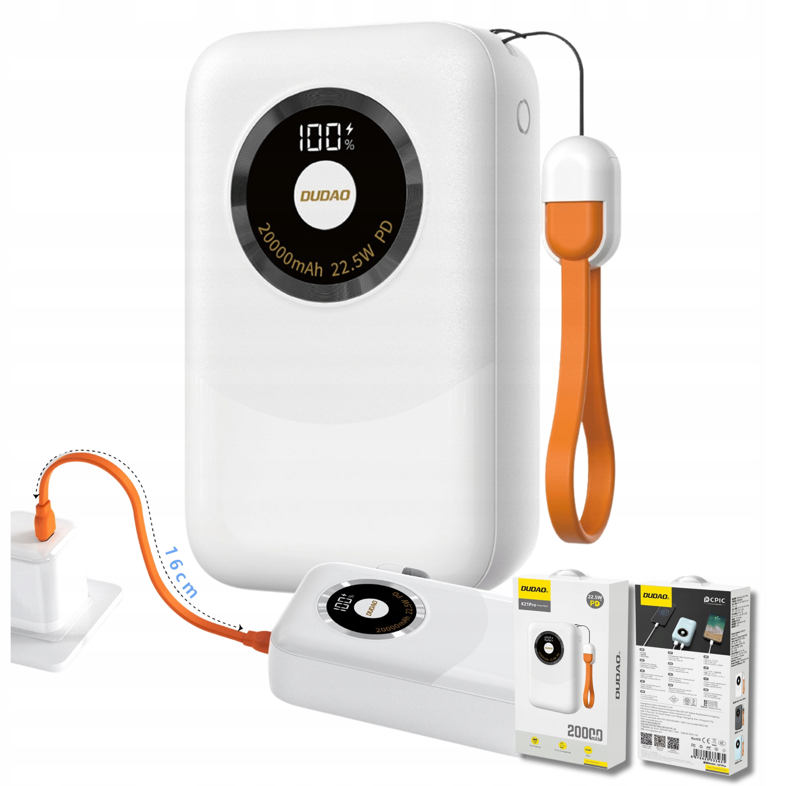 Biały power bank z pomarańczowym kablem i ładowarką. Widoczna jest również skrzynka.