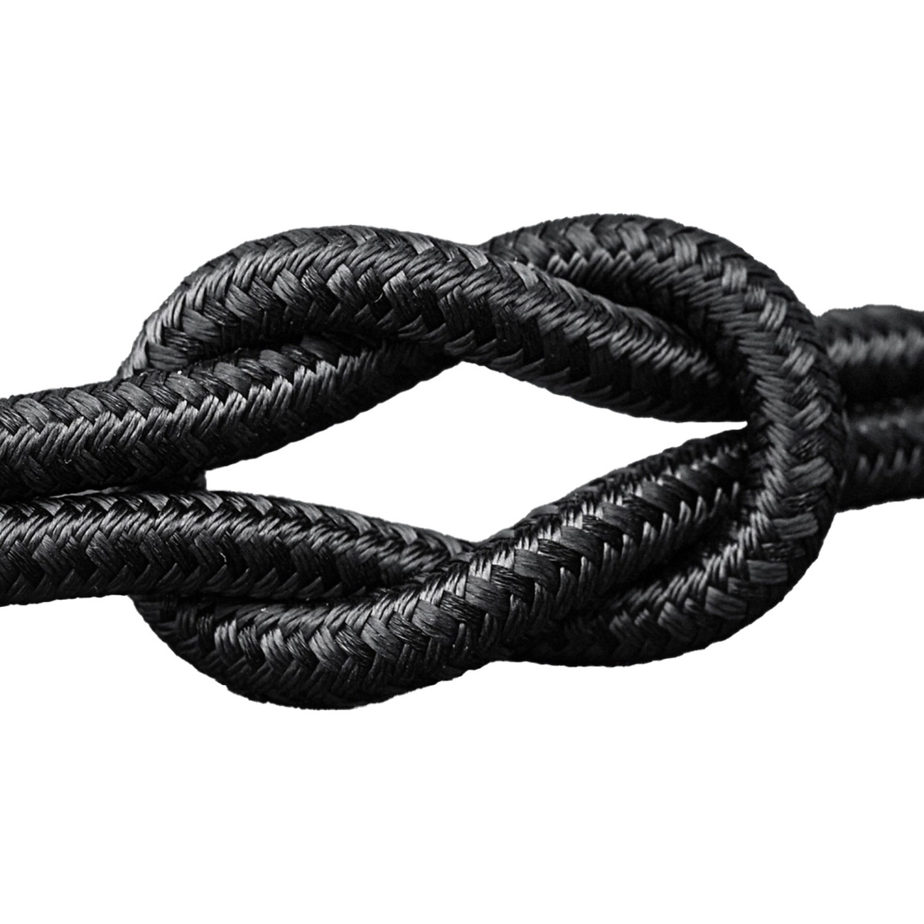 Czarna lina zawiązana w węzeł na białym tle. Lina jest gruba.