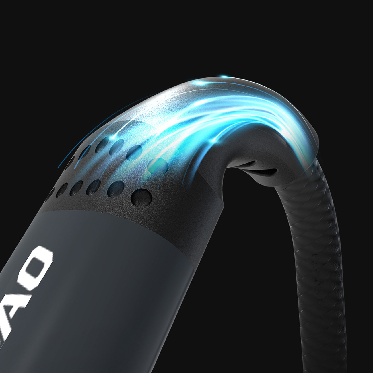 Zbliżenie kabla ładującego z niebieskimi efektami elektrycznymi. Tło jest czarne.