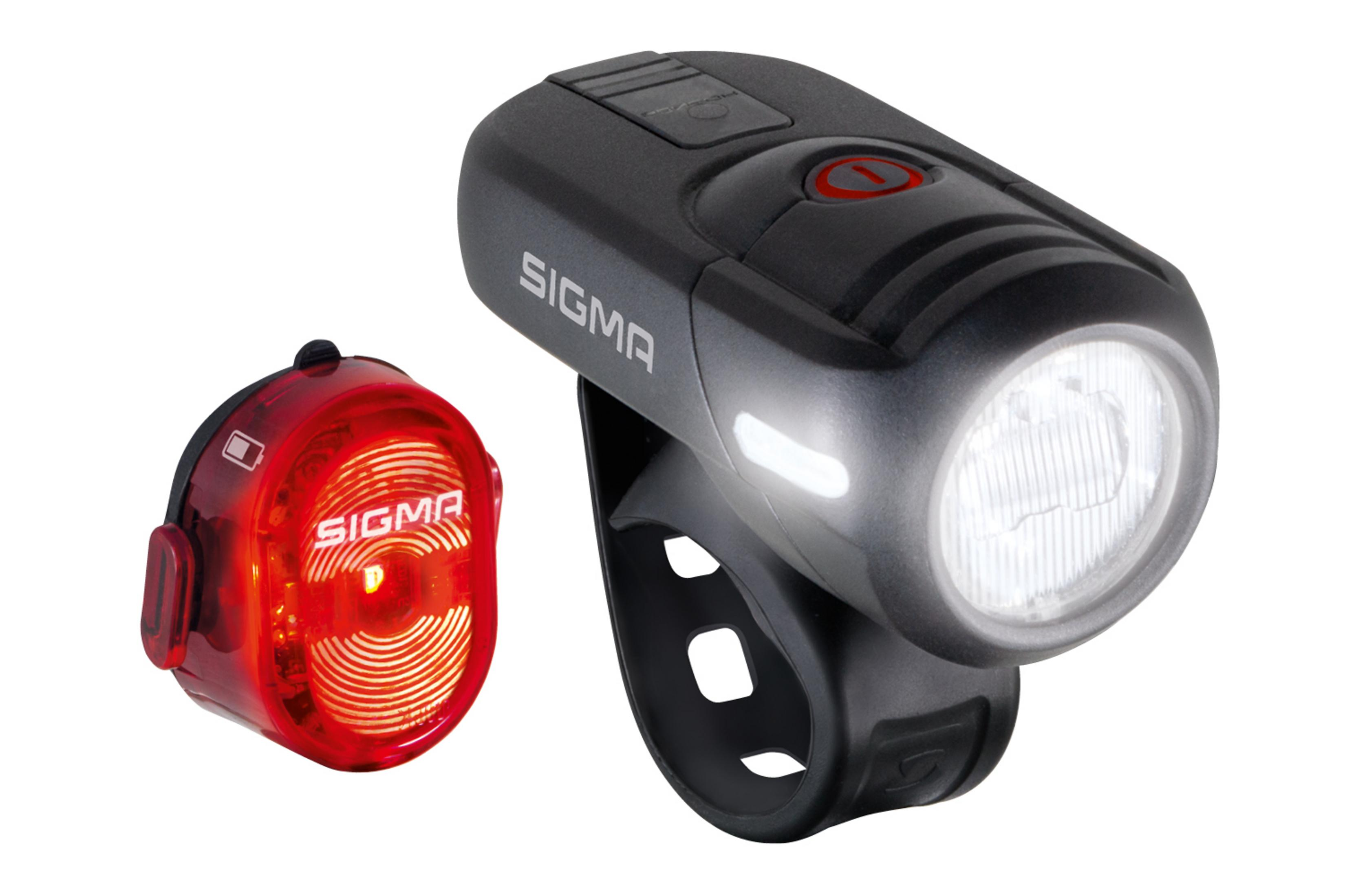 Ein Satz Sigma Fahrradlichter: ein Frontlicht und ein rotes Rücklicht, beide auf Weiß.