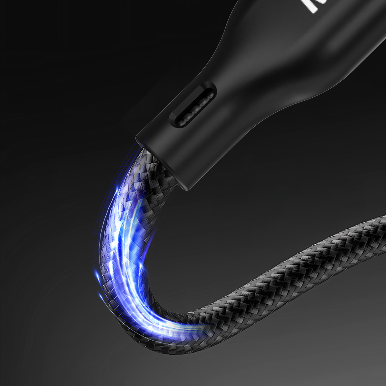 Czarny pleciony kabel z niebieskim podświetleniem, pokazujący wewnętrzną strukturę kabla.