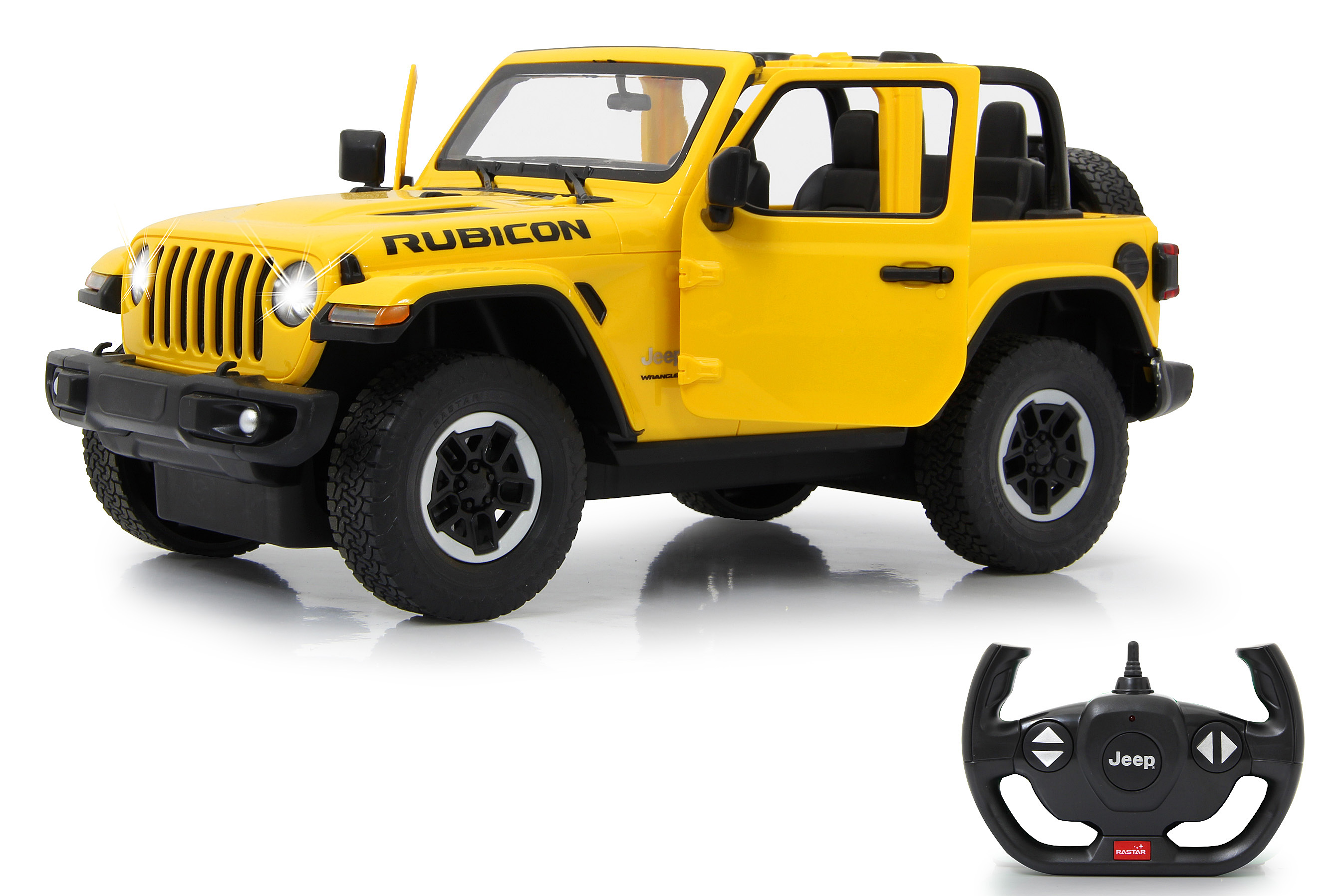 Ein gelber Spielzeug-Jeep mit schwarzen Rädern und einer Fernbedienung auf weißem Grund.