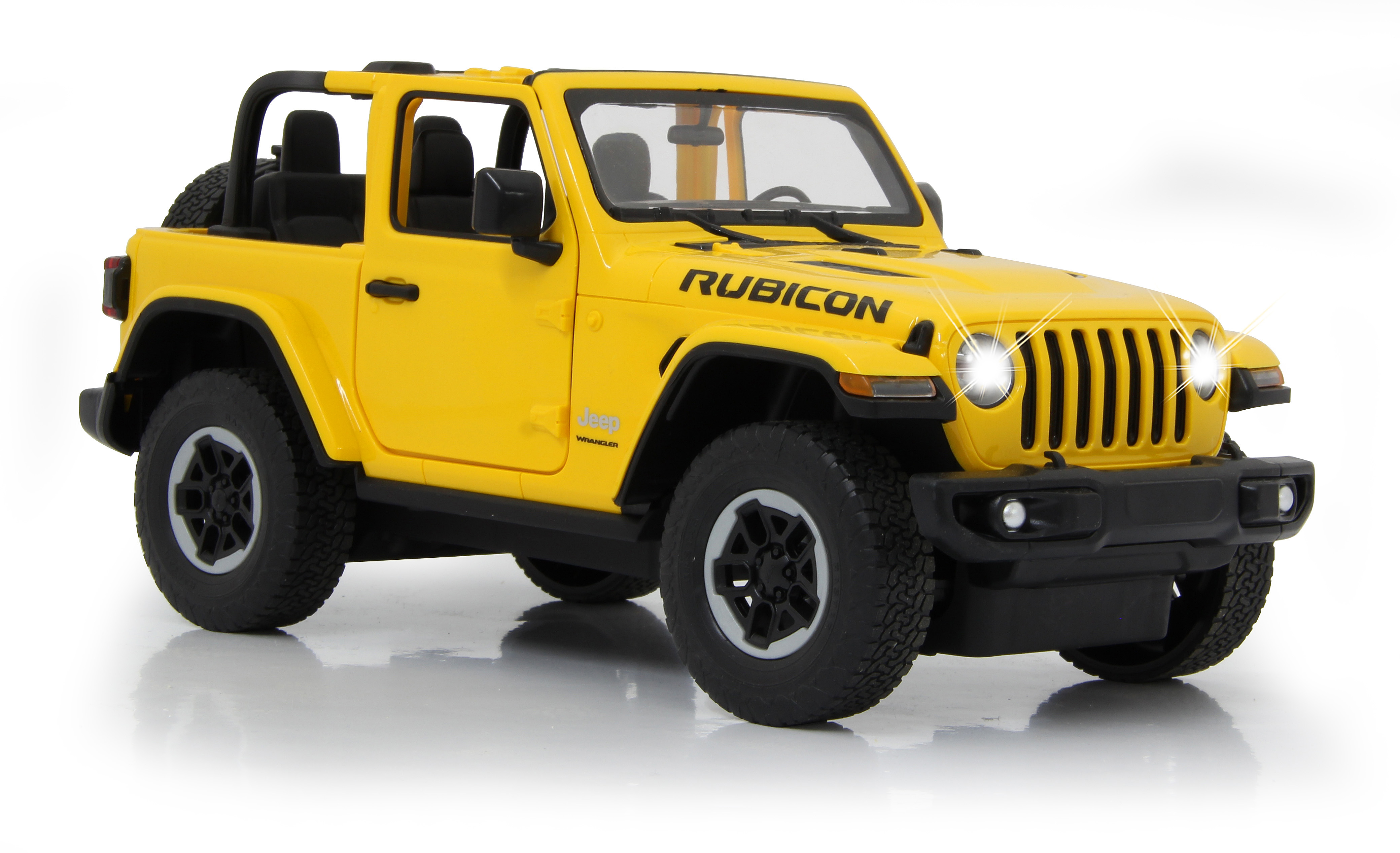 Gelber Jeep Wrangler Rubicon. Vorderansicht. Scheinwerfer an, leuchtend. Weißer Hintergrund.