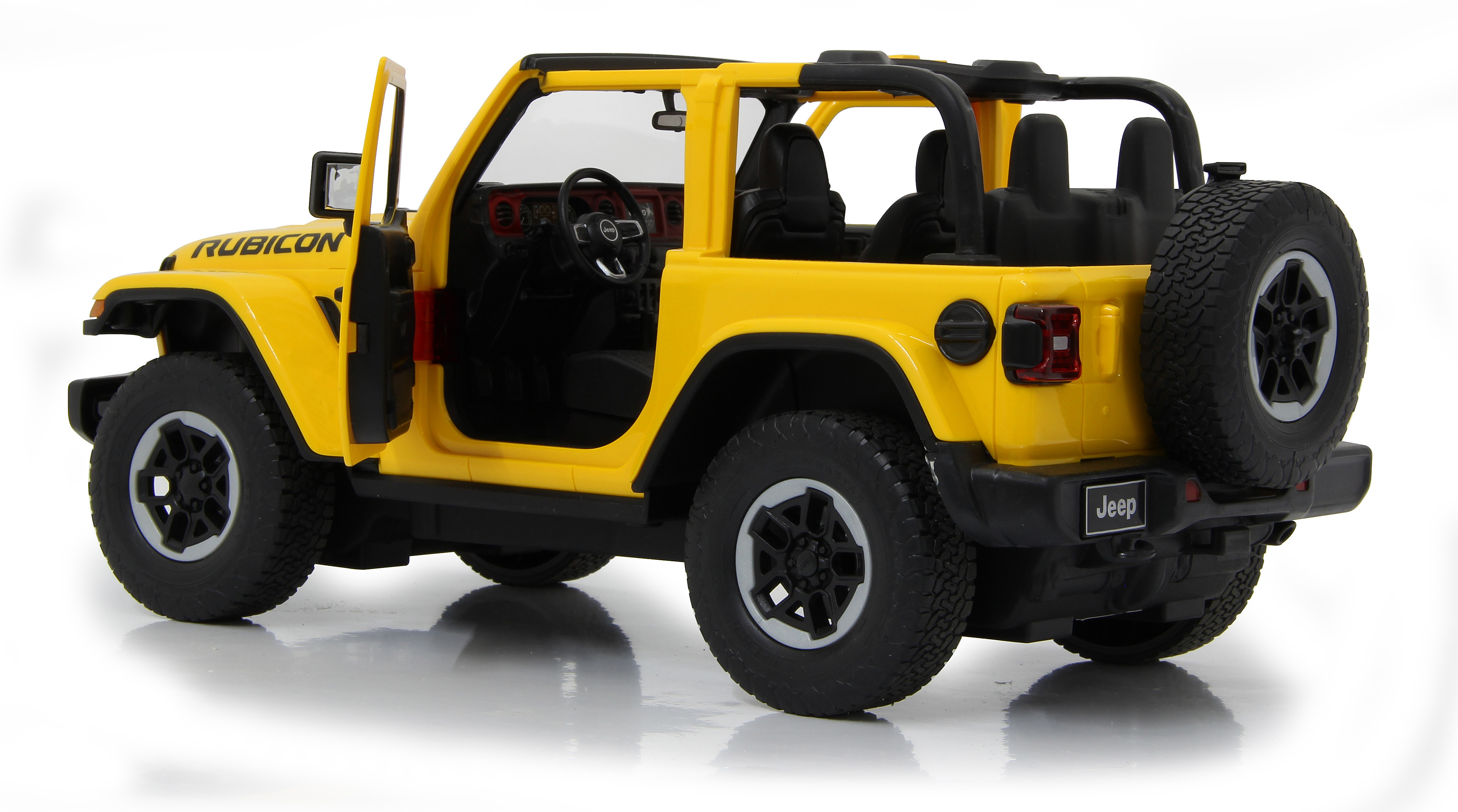 Ein gelber Spielzeug-Jeep mit schwarzen Rädern und offener Tür auf weißem Grund.