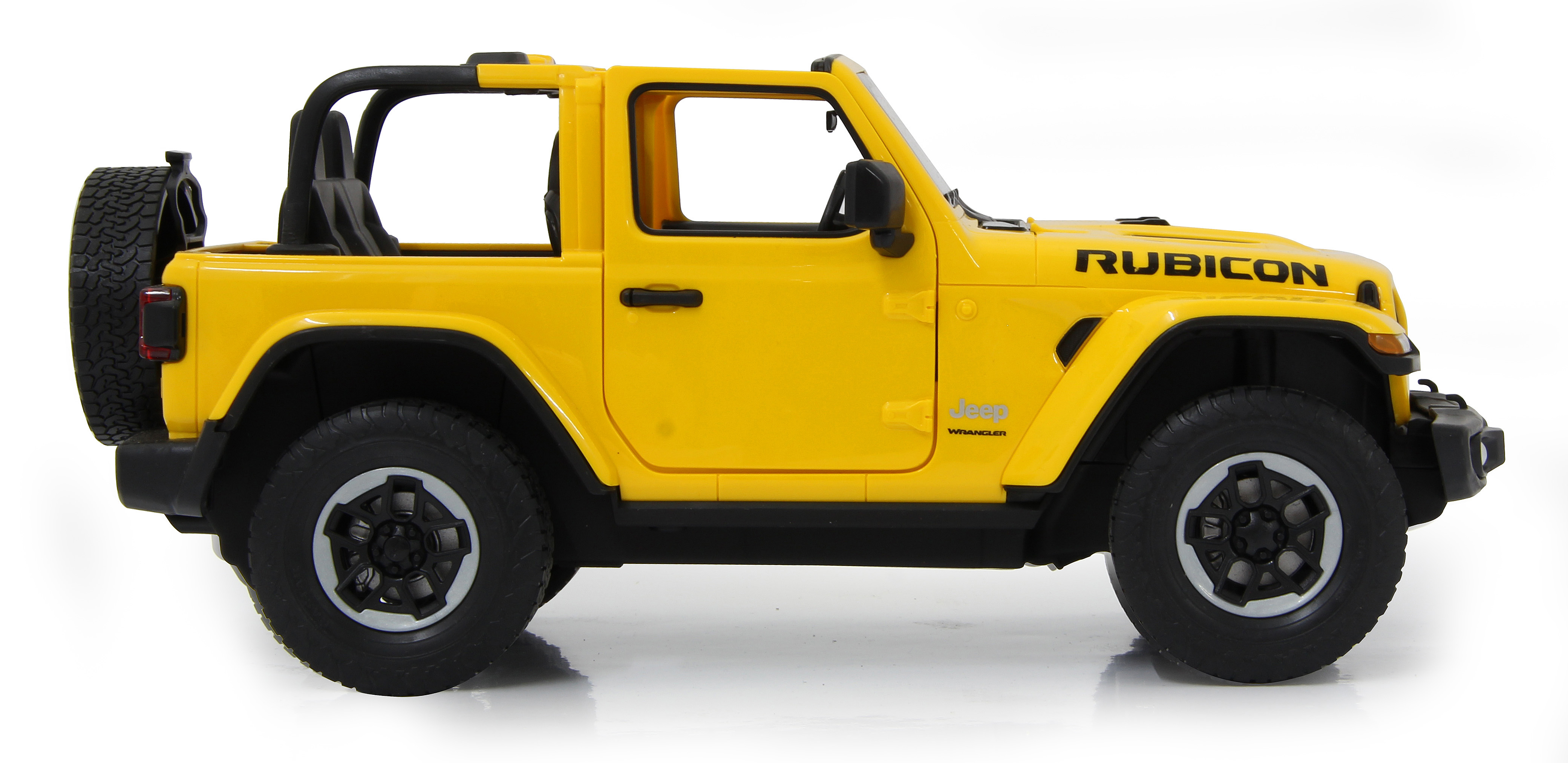 Gelber Jeep Wrangler Rubicon. Seitenansicht. Schwarze Räder und Reserverad. Weißer Hintergrund.