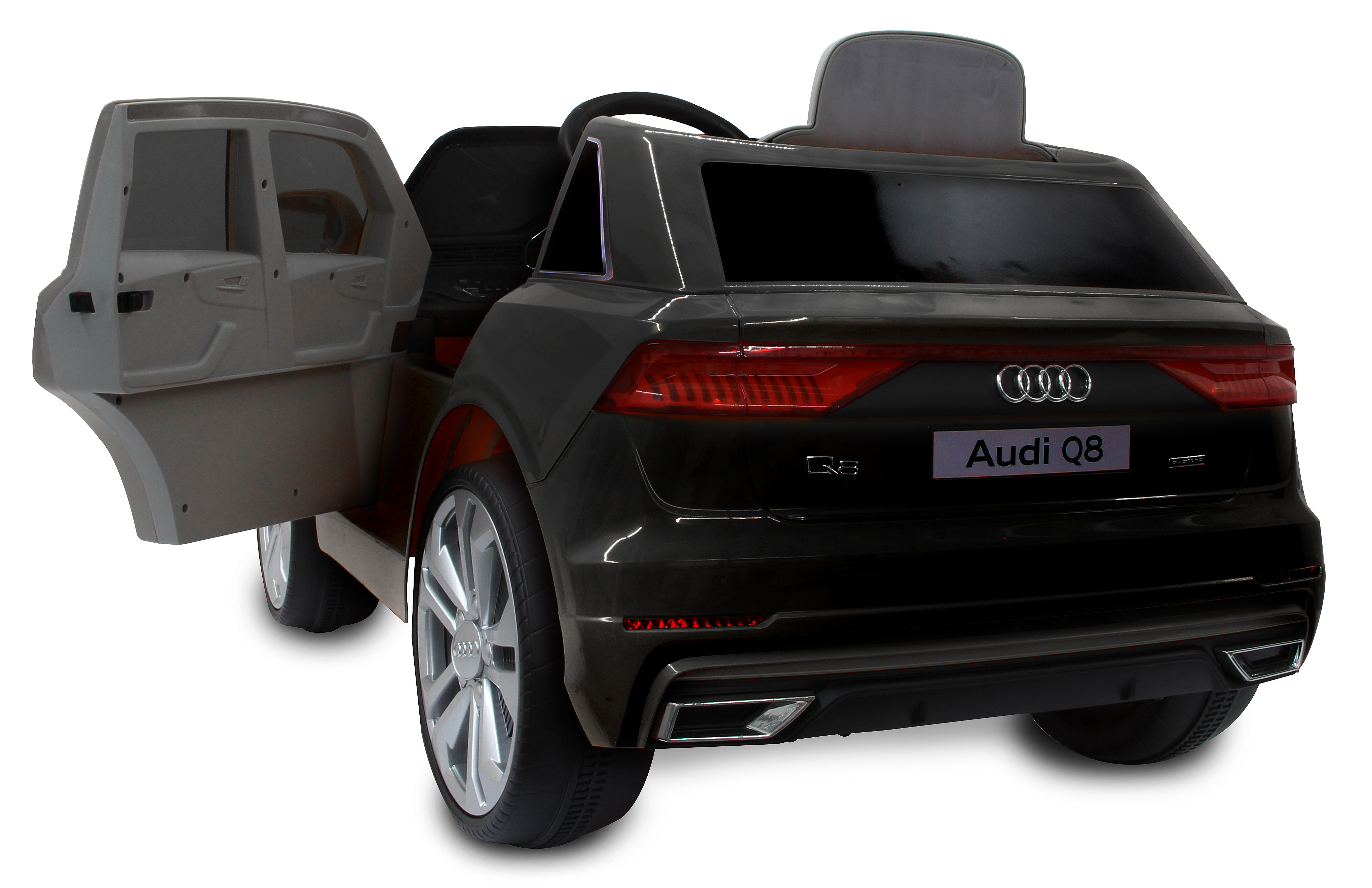 Ein graues Audi Q8 Spielzeugauto mit offener Tür, silbernen Felgen und roten Rückleuchten, von hinten gesehen.