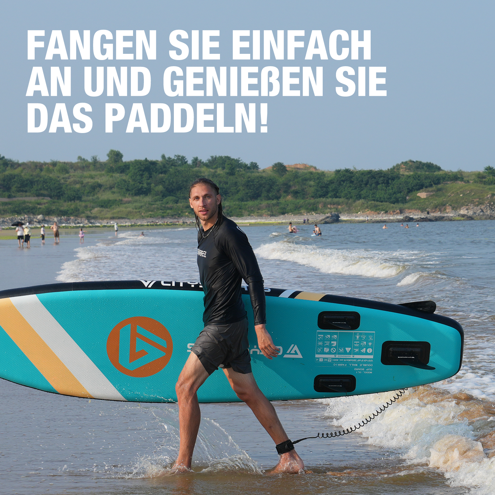 Mann geht mit einem Paddleboard ins Meer. Text: Beginnen Sie einfach und genießen Sie das Paddeln!